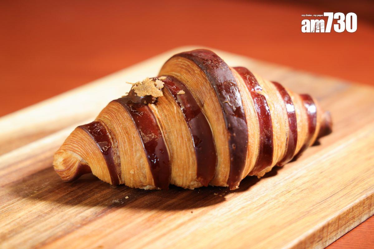 朱古力咖啡牛角包$32 酥皮酥脆輕盈乾爽,蜂巢位有空氣感。