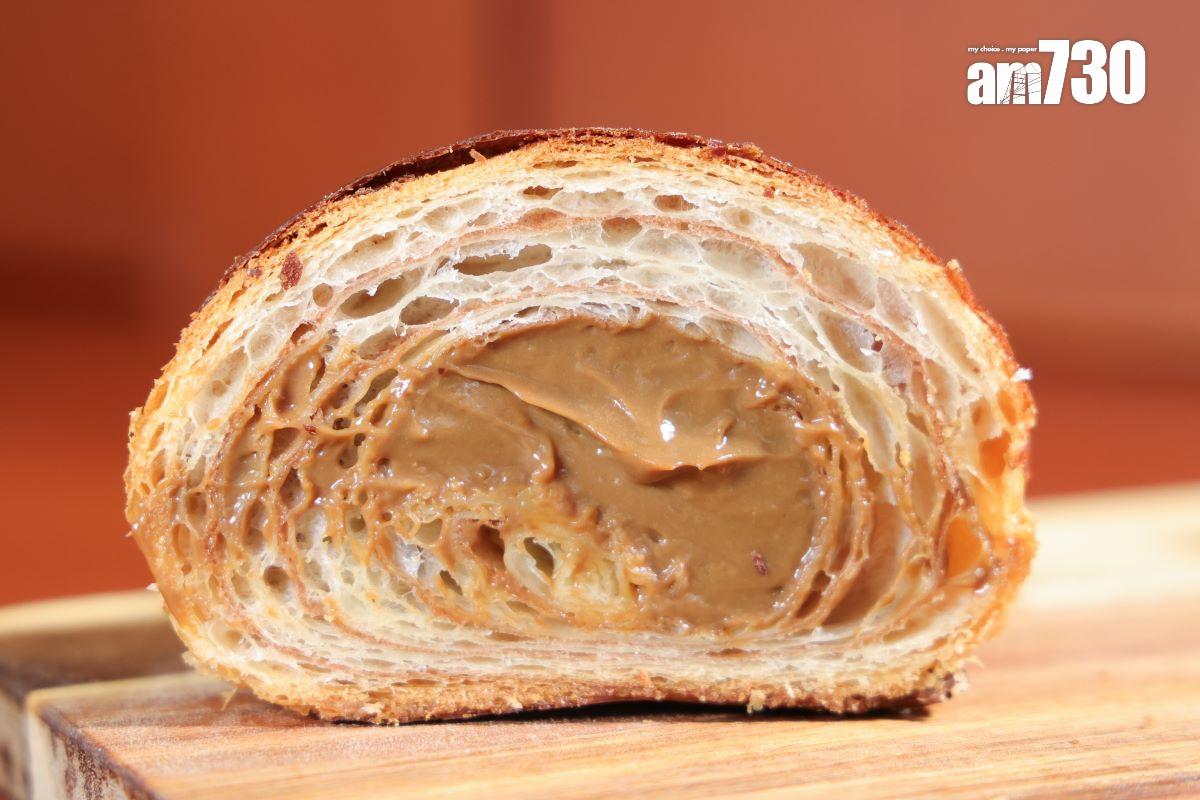 朱古力咖啡牛角包內裡釀了朱古力咖啡吉士,啡味突出。