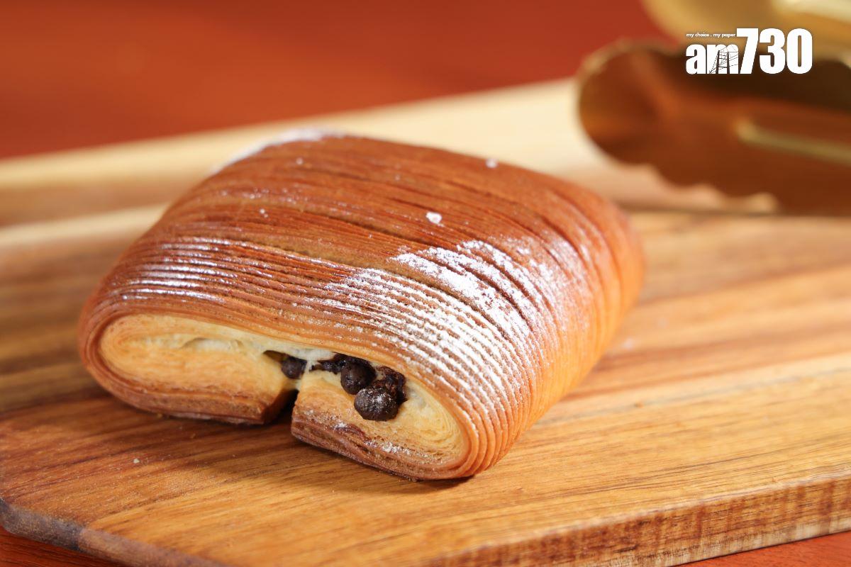 Pain Suisse(瑞士朱古力酥)$33 工序最繁複的酥點,多層特脆酥皮包著朱古力及香滑吉士。