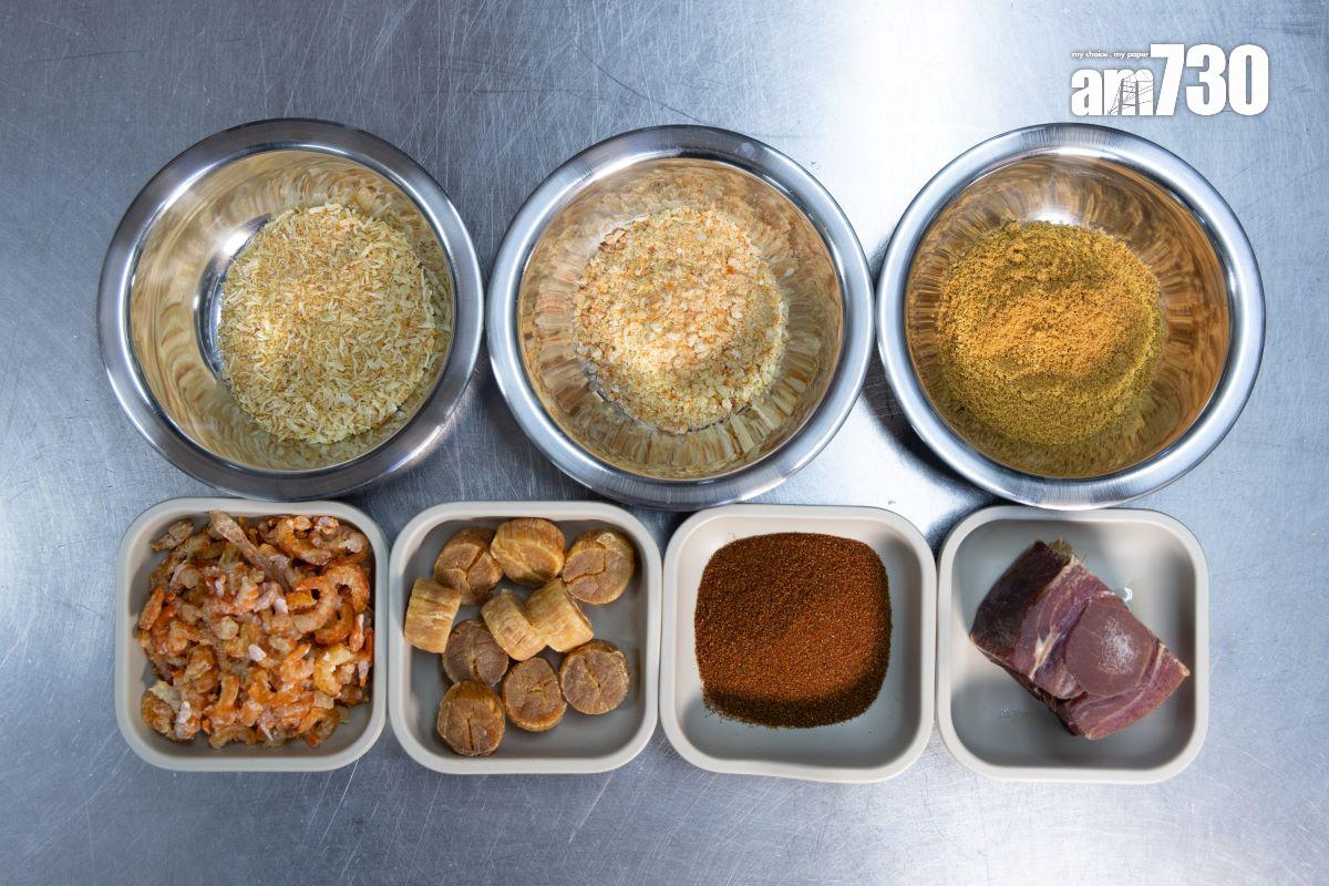 將蝦米、蝦籽、瑤柱及金華火腿磨成粉末,一起煲飯,提升鮮味。