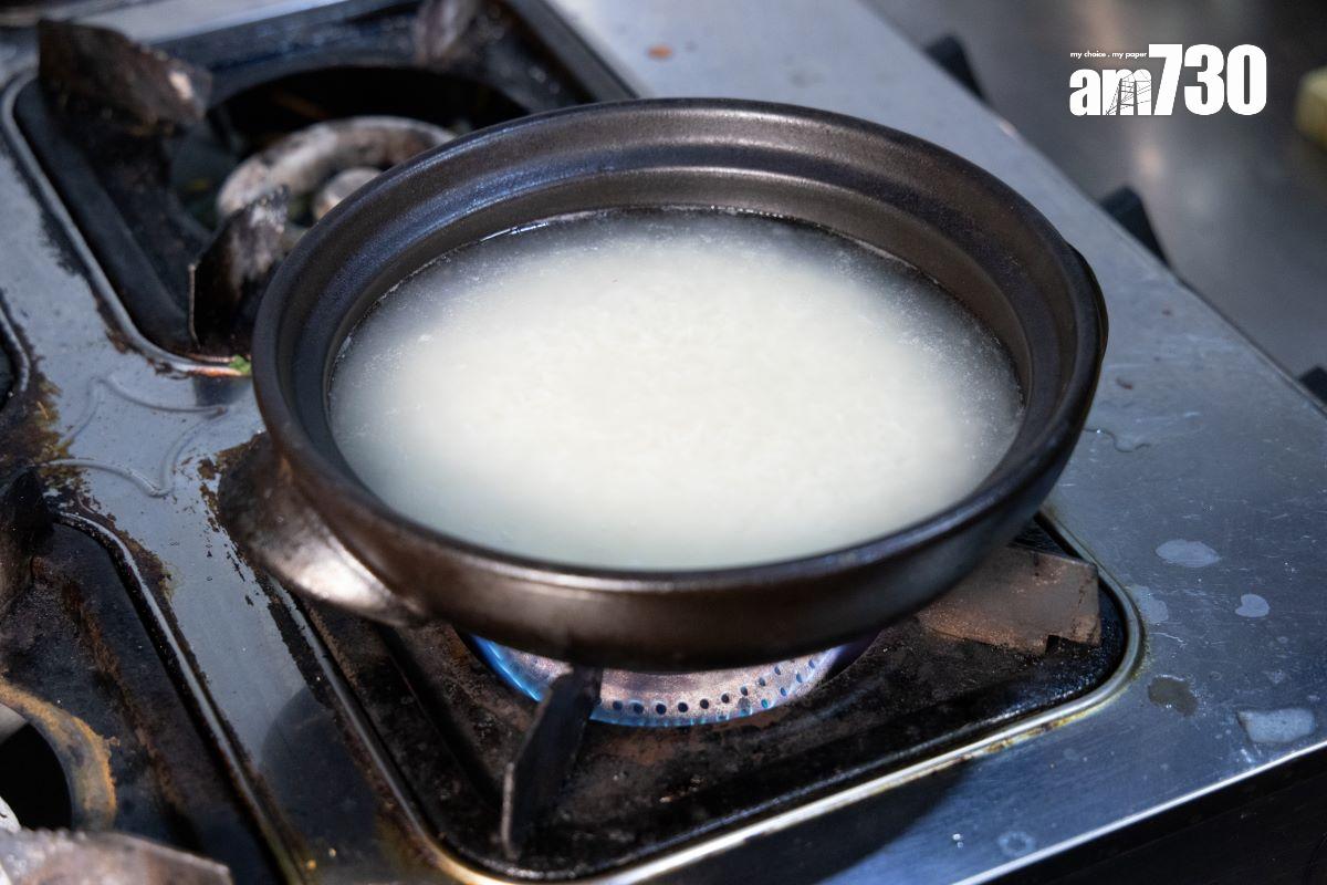 他們搜羅了平底瓦瓷鍋在明火上煲飯,受熱平均產生均勻飯焦。