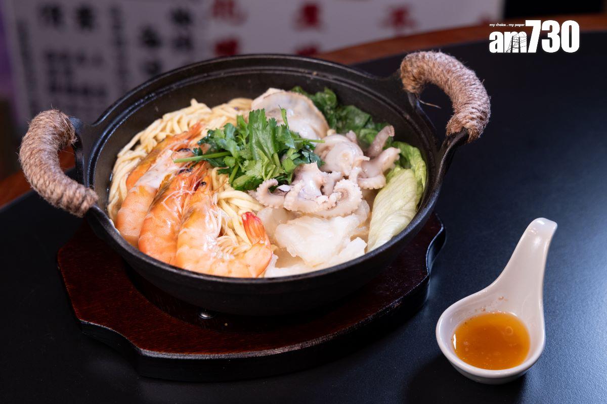 蝦油濃蝦湯伊麵$88,圖中海鮮有蝦、花膠、八爪魚及帆立貝($138),加入蝦油令蝦香更突出。