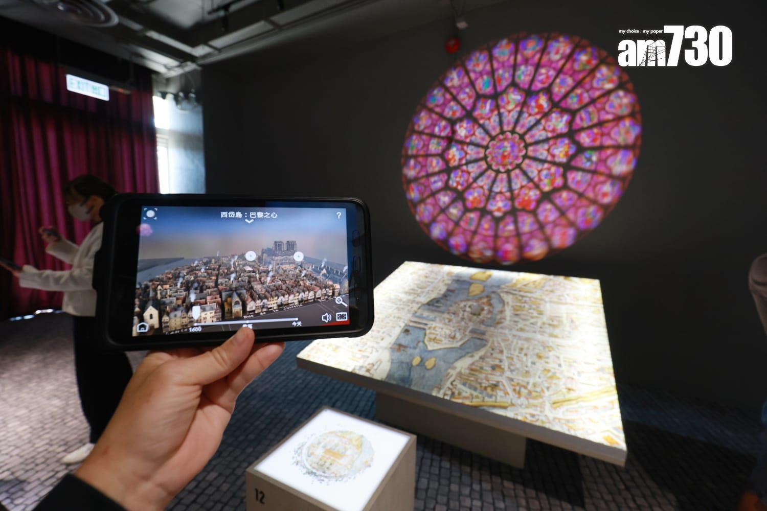 巴黎聖母院|團體辦收費展覽 ,入場人士可以透過由展覽單位提供的觸控平板電腦,掃瞄指定圖案,逐一了解聖母院的800多年歷史變遷及復修重點。(羅錦鴻攝)