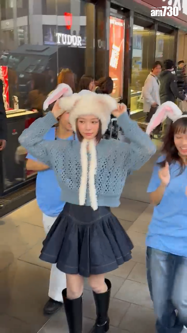 林明禎現身中環鬧市拍攝。(娛樂組攝)