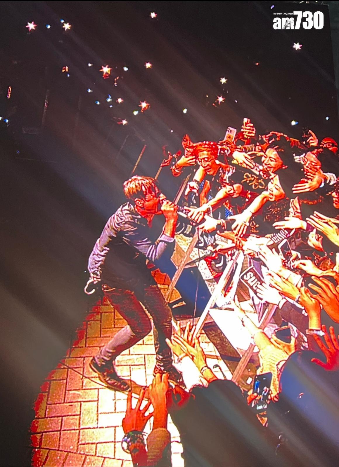 Suede主音被熱情歌迷扯住,難以脫身。(娛樂組攝)