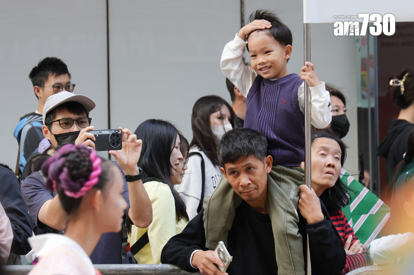 渣打藝趣嘉年華壓軸巡遊 10座巨型木偶「遊走」銅鑼灣 (吳康琦攝)