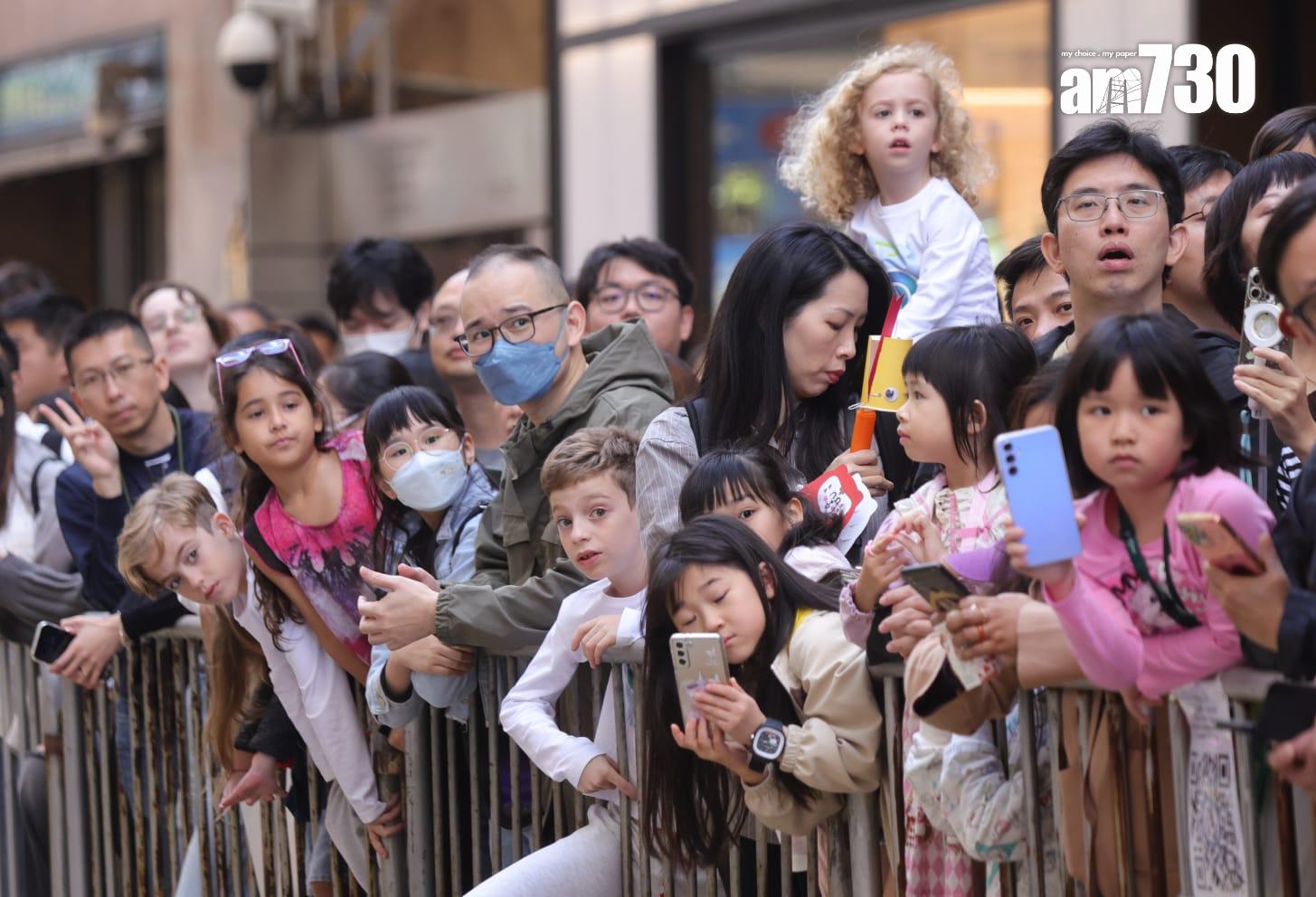 渣打藝趣嘉年華壓軸巡遊 10座巨型木偶「遊走」銅鑼灣 (吳康琦攝)