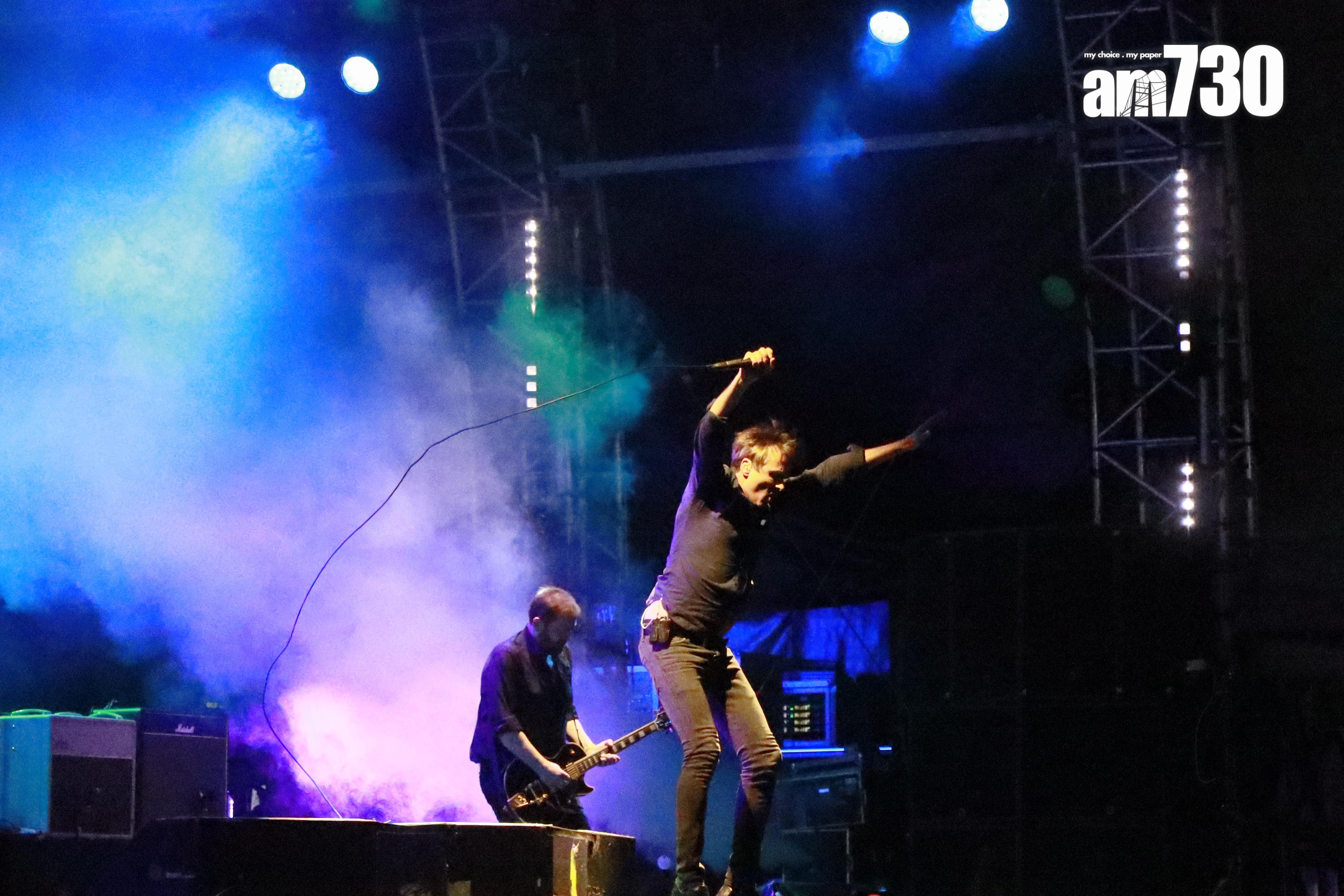 57歲的Suede主音Brett Anderson又跳有唱,非常落力。(娛樂組攝)