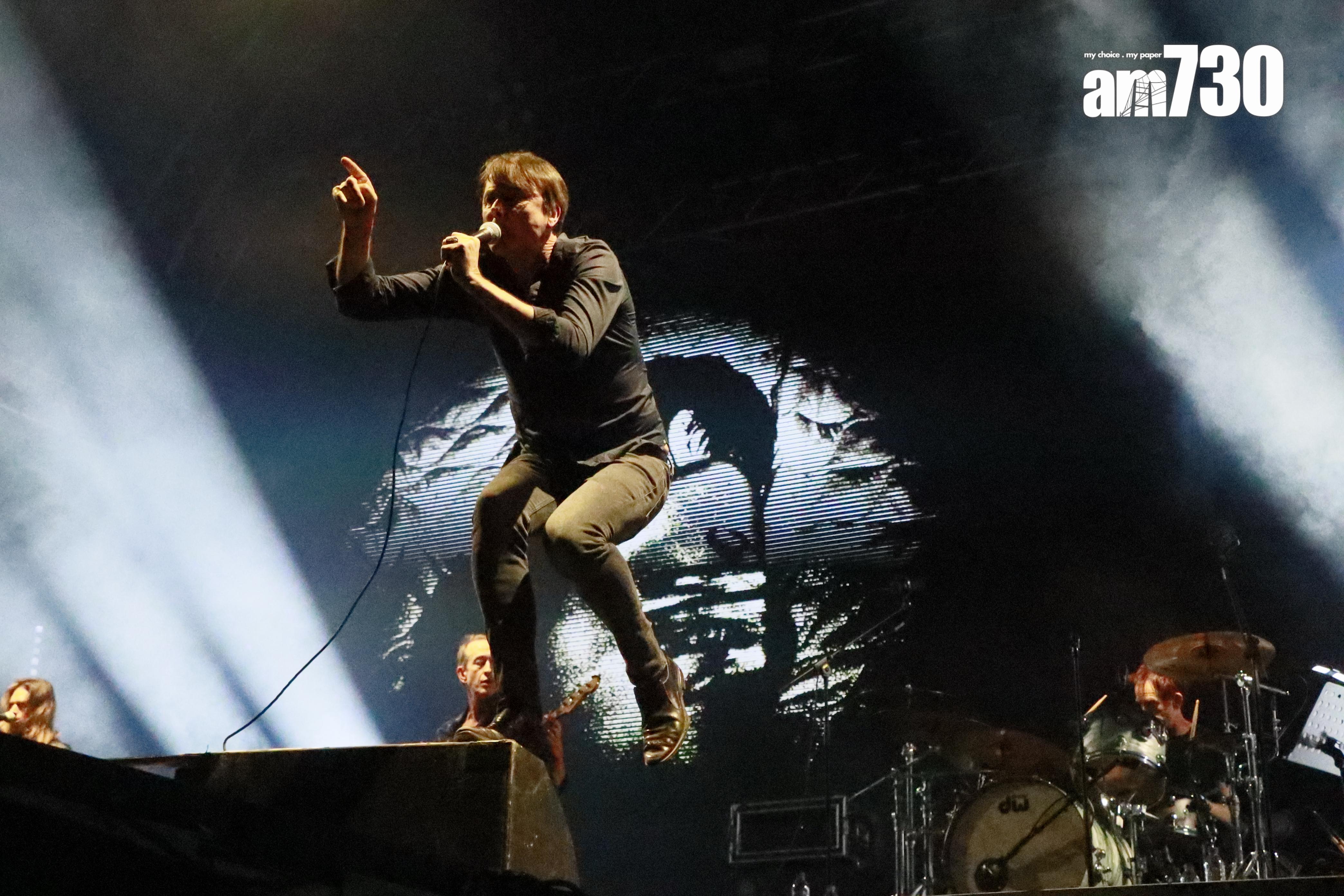 57歲的Suede主音Brett Anderson又跳有唱,非常落力。(娛樂組攝)