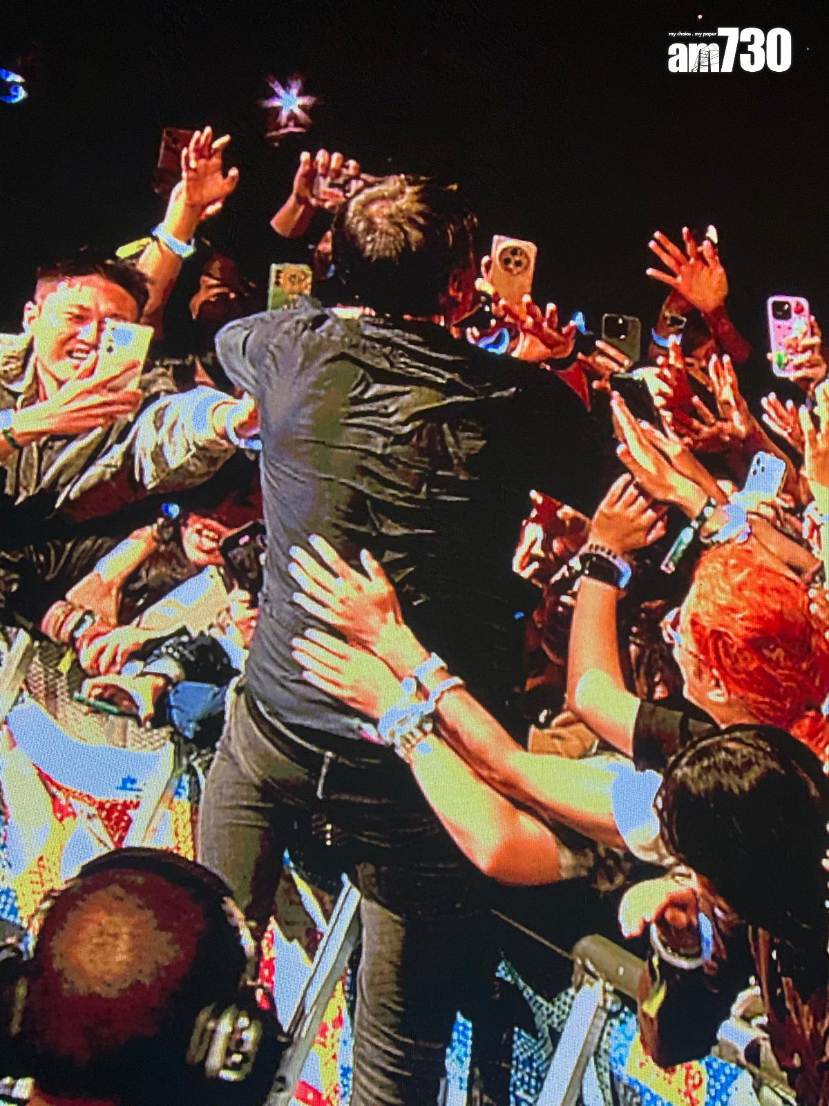 Suede主音Brett Anderson唱到衣衫濕透,不時走到台下,被觀眾扯住難以脫身。(娛樂組攝)