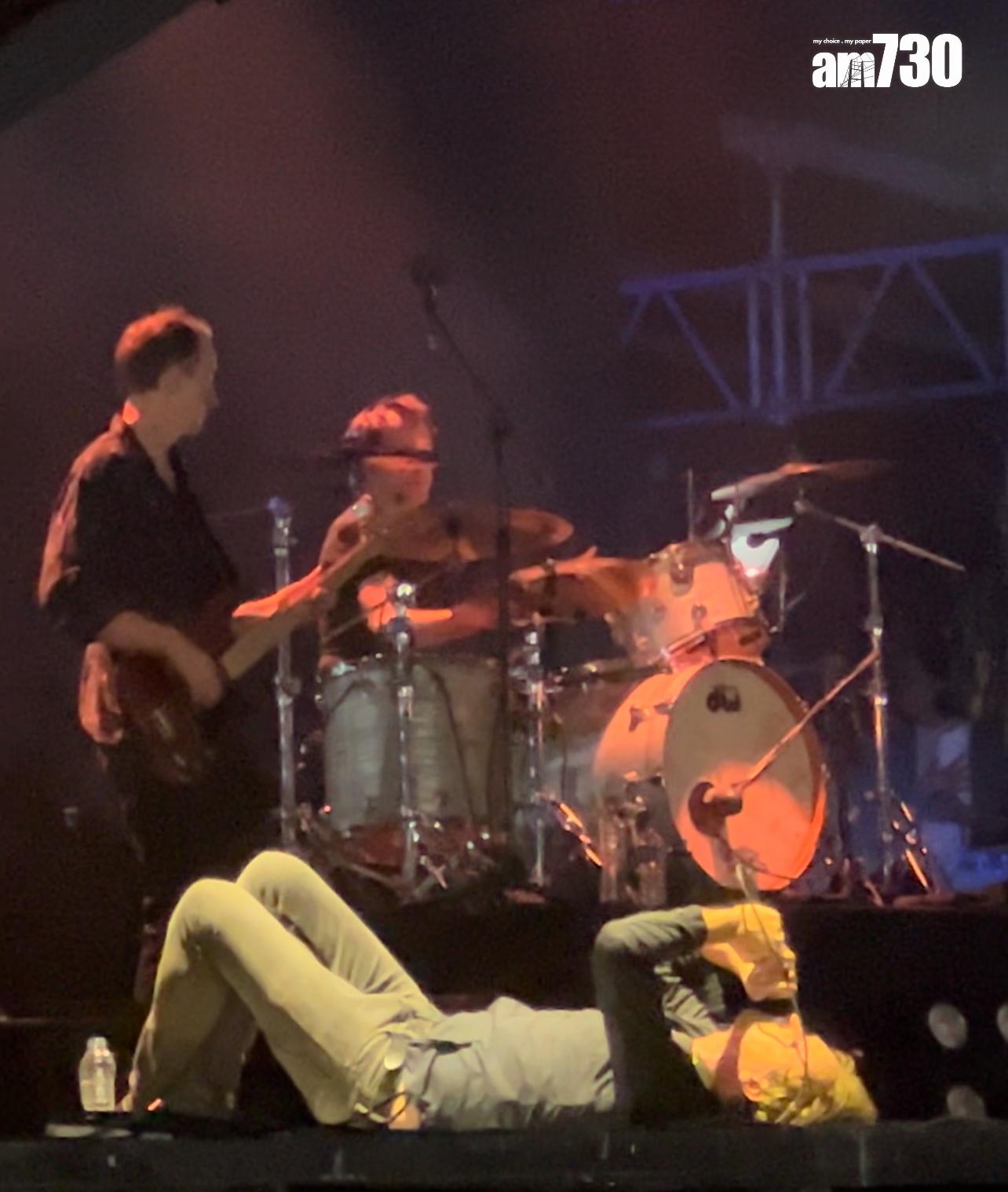 Suede主音Brett Anderson唱到瞓地。(娛樂組攝)