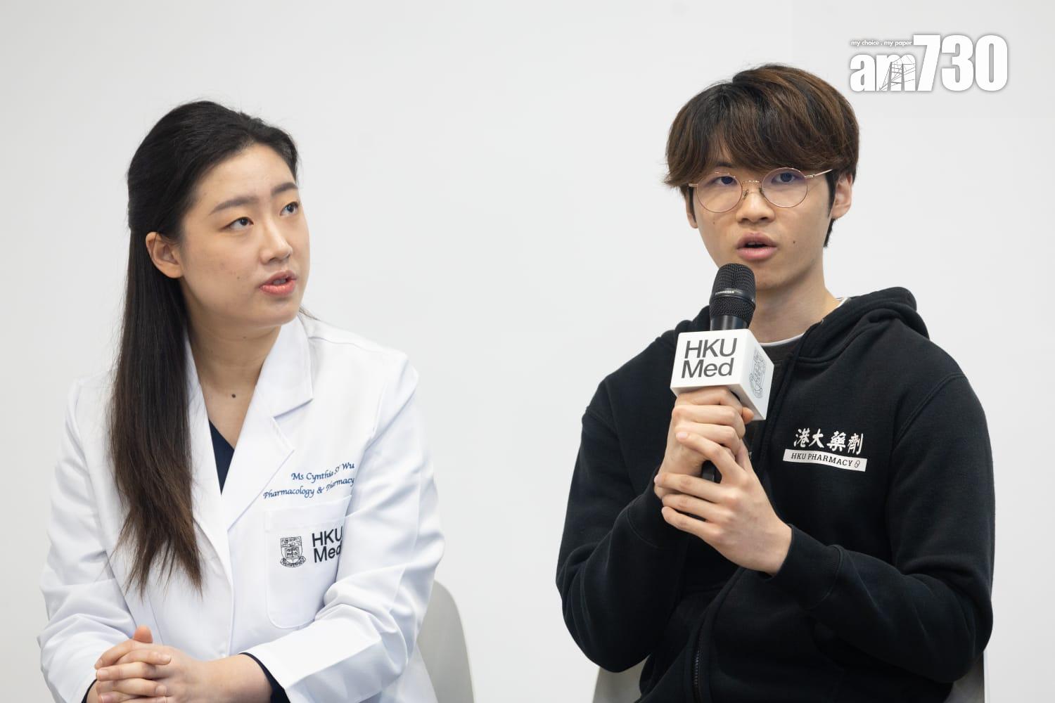 周祐本(右)稱,在港大社區藥房開始實習時所有事情也是由零開始。(蘇文傑攝)