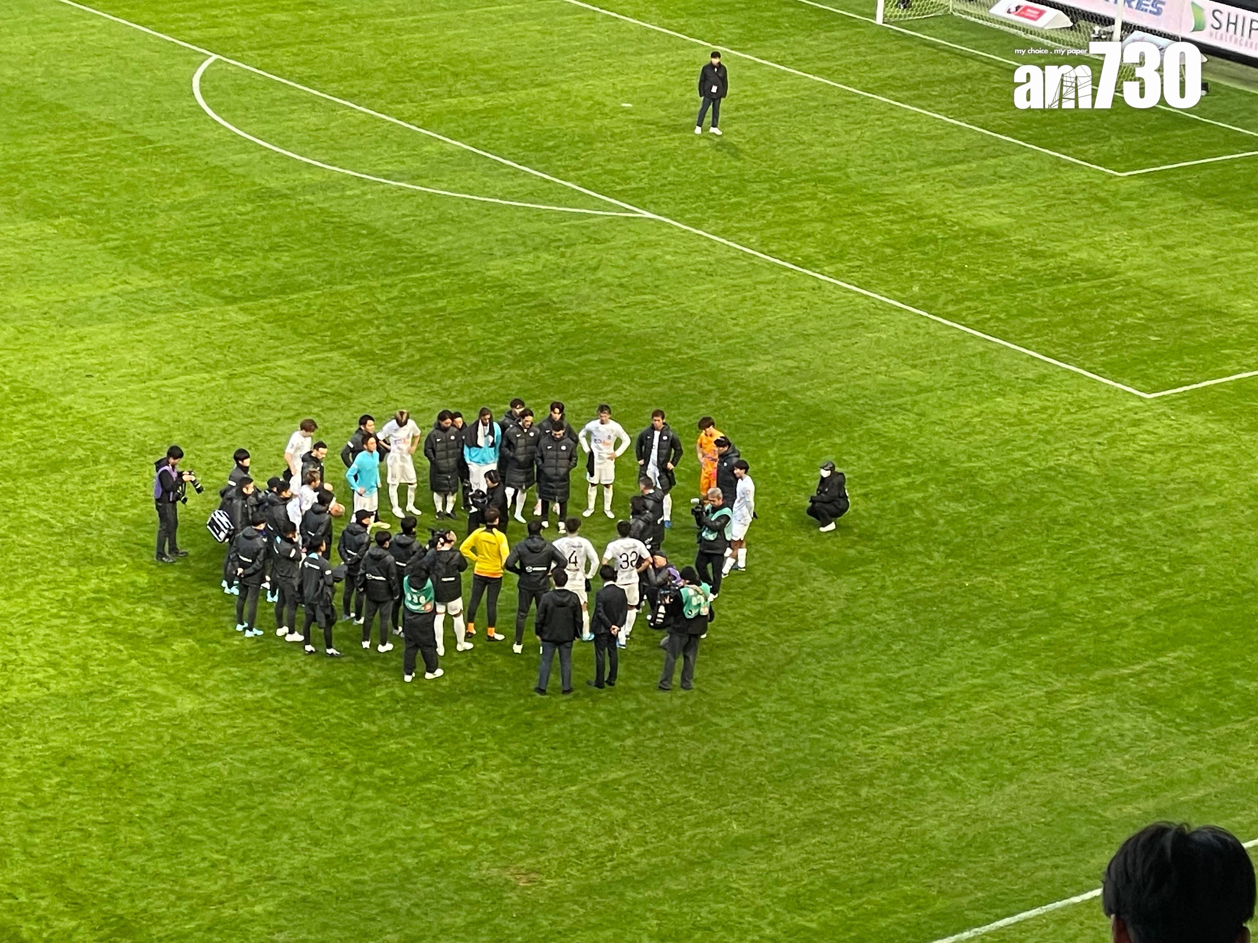 廣島三箭職球員賽後圍在一起。(《am730》攝)