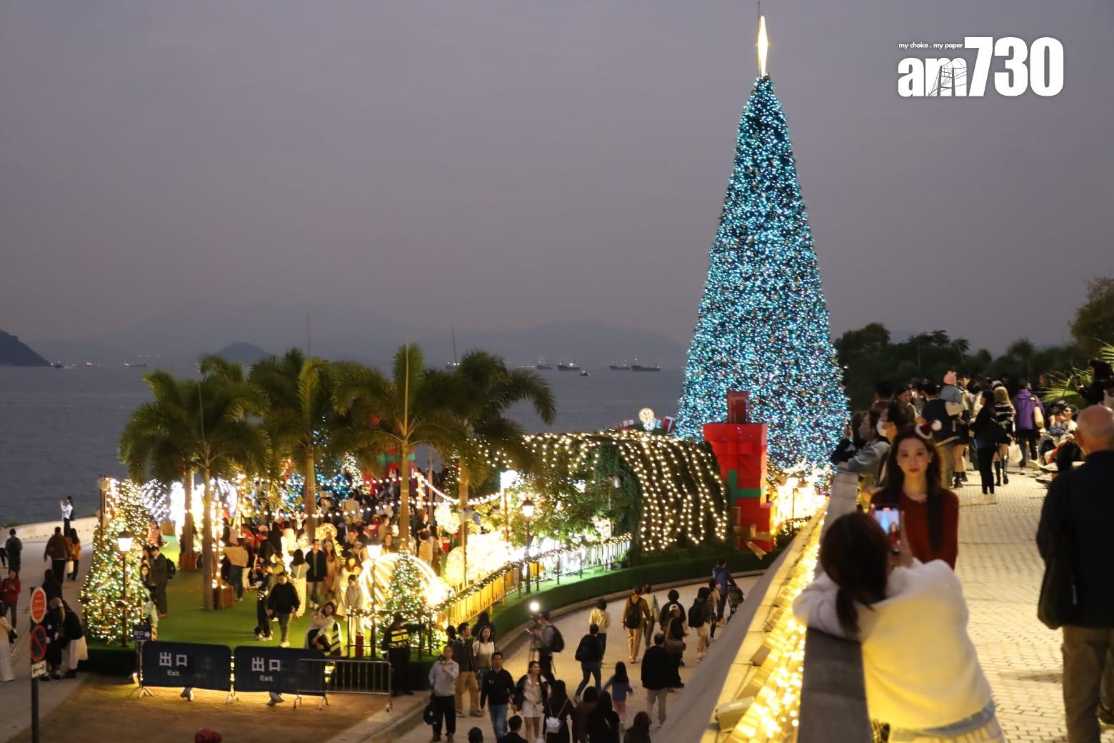 西九聖誕市集開鑼 30攤檔售聖誕飾品美食 展商:維港海旁助吸客 (鍾式明攝)