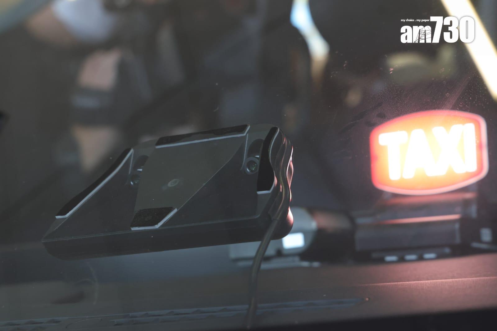 立法會交通事務委員會參觀的士車廂內攝錄系統。吳康琦攝)