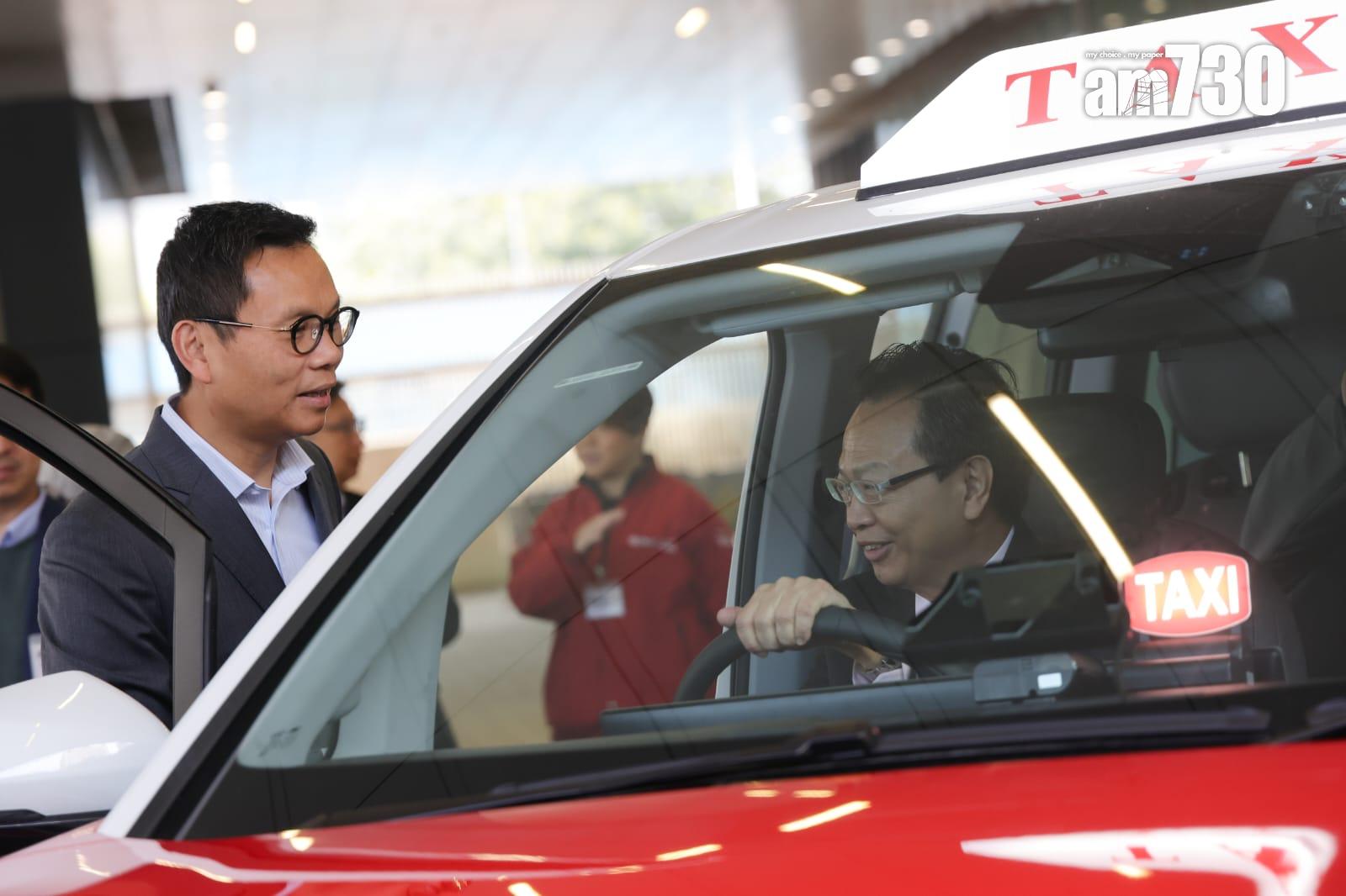 立法會交通事務委員會參觀的士車廂內攝錄系統。吳康琦攝)