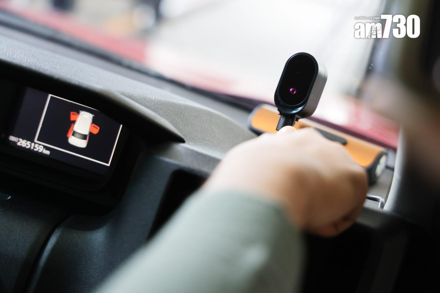 立法會交通事務委員會參觀的士車廂內攝錄系統。吳康琦攝)