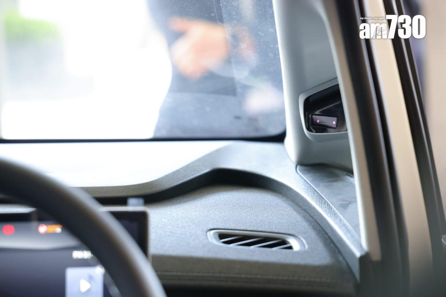 立法會交通事務委員會參觀的士車廂內攝錄系統。吳康琦攝)