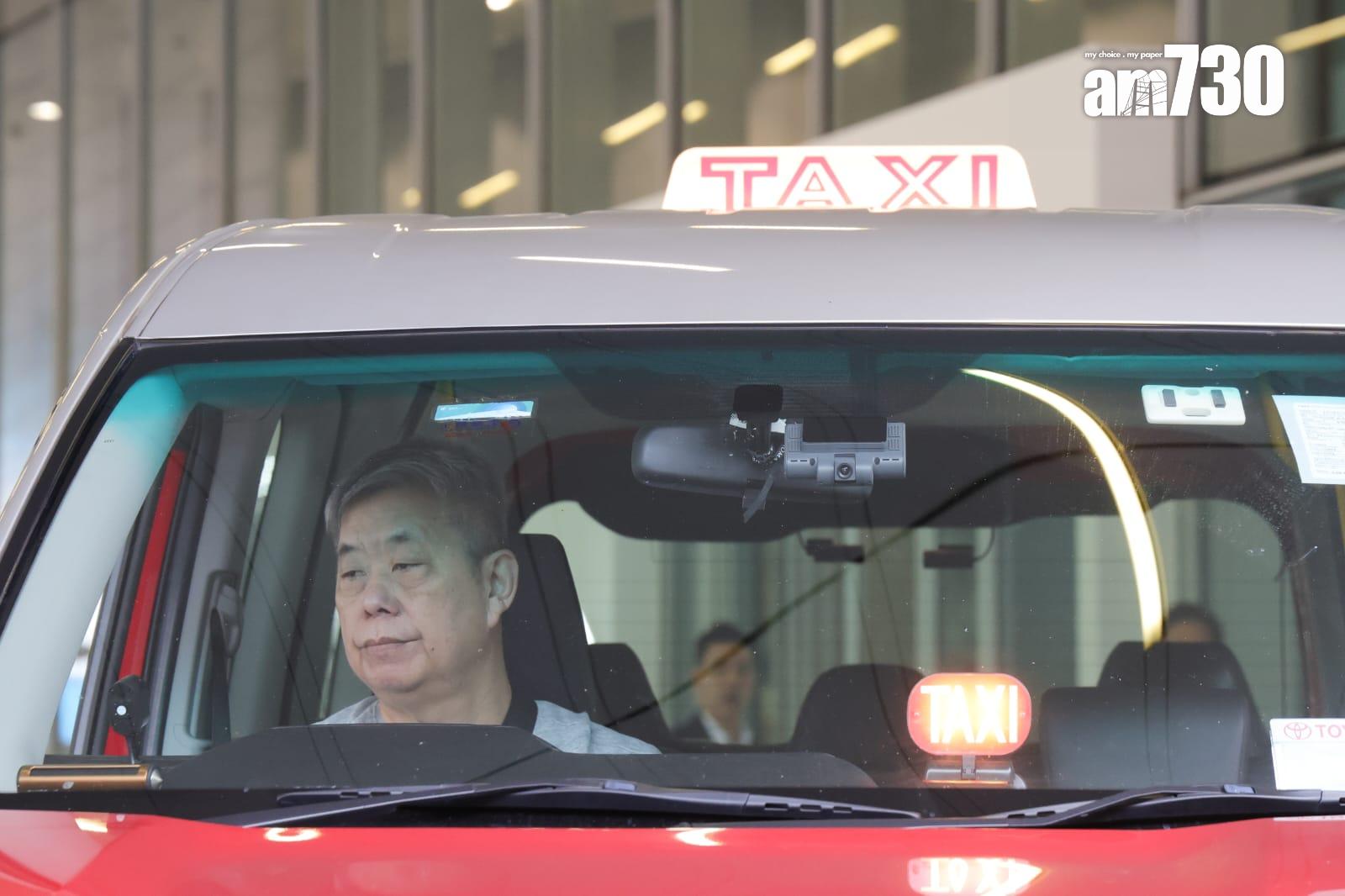 立法會交通事務委員會參觀的士車廂內攝錄系統。吳康琦攝)