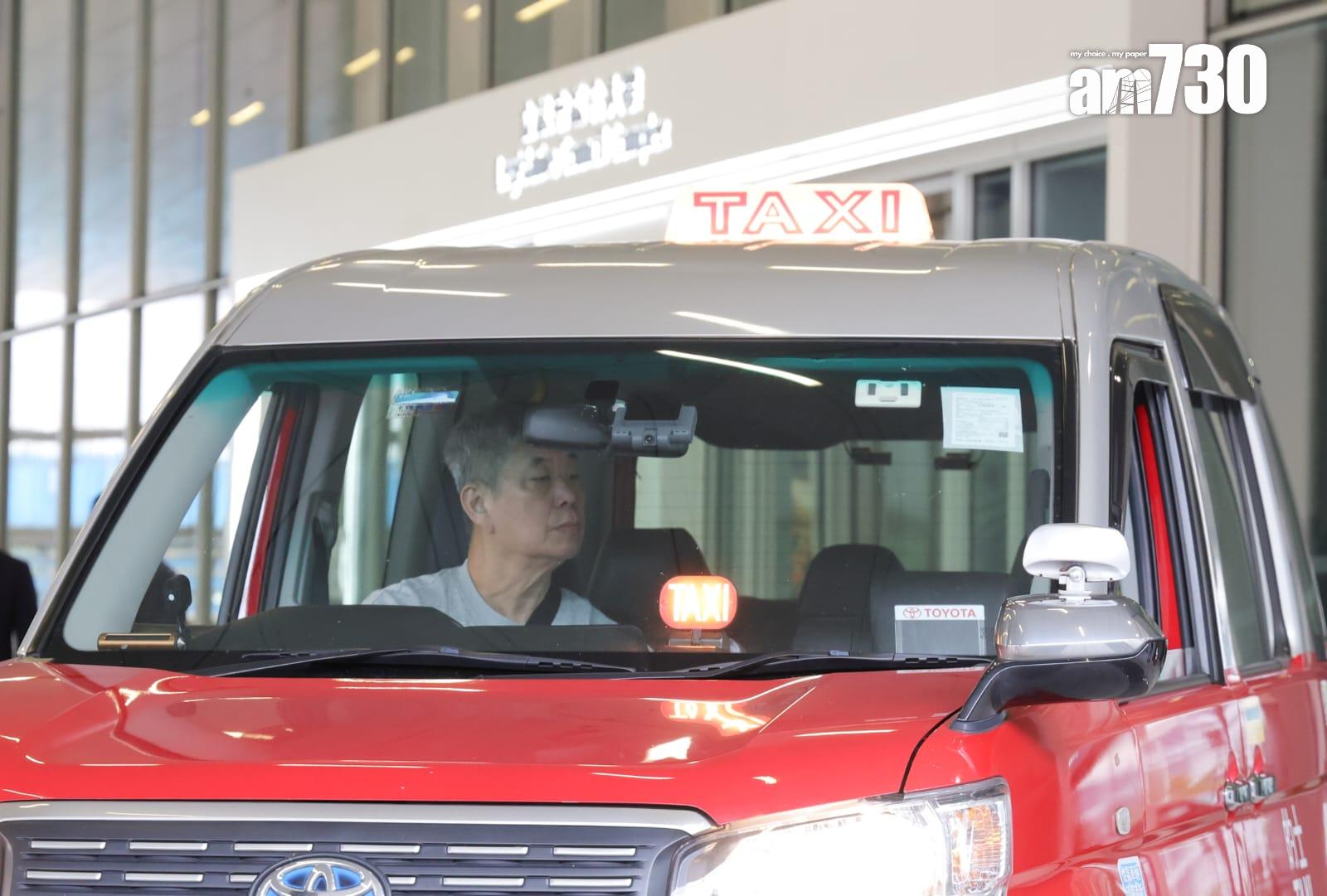 立法會交通事務委員會參觀的士車廂內攝錄系統。吳康琦攝)