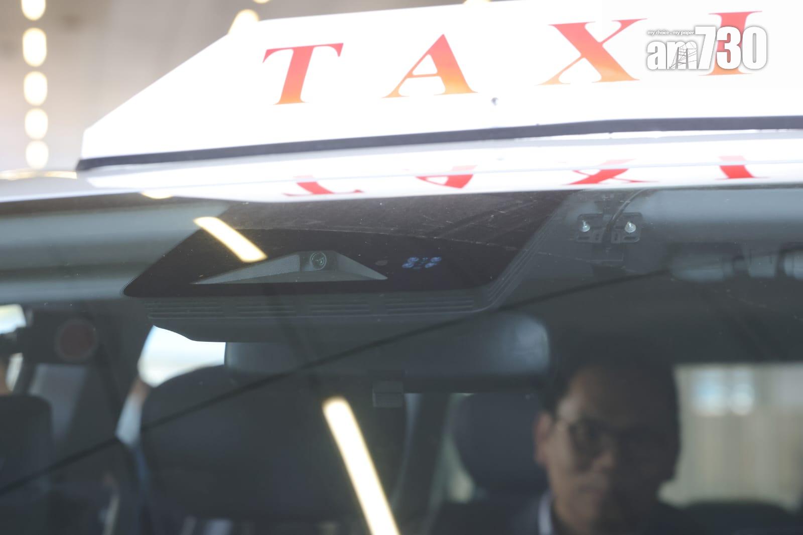 立法會交通事務委員會參觀的士車廂內攝錄系統。吳康琦攝)