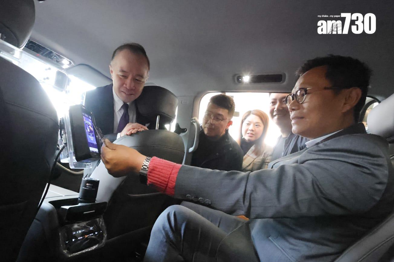 立法會交通事務委員會參觀的士車廂內攝錄系統。吳康琦攝)