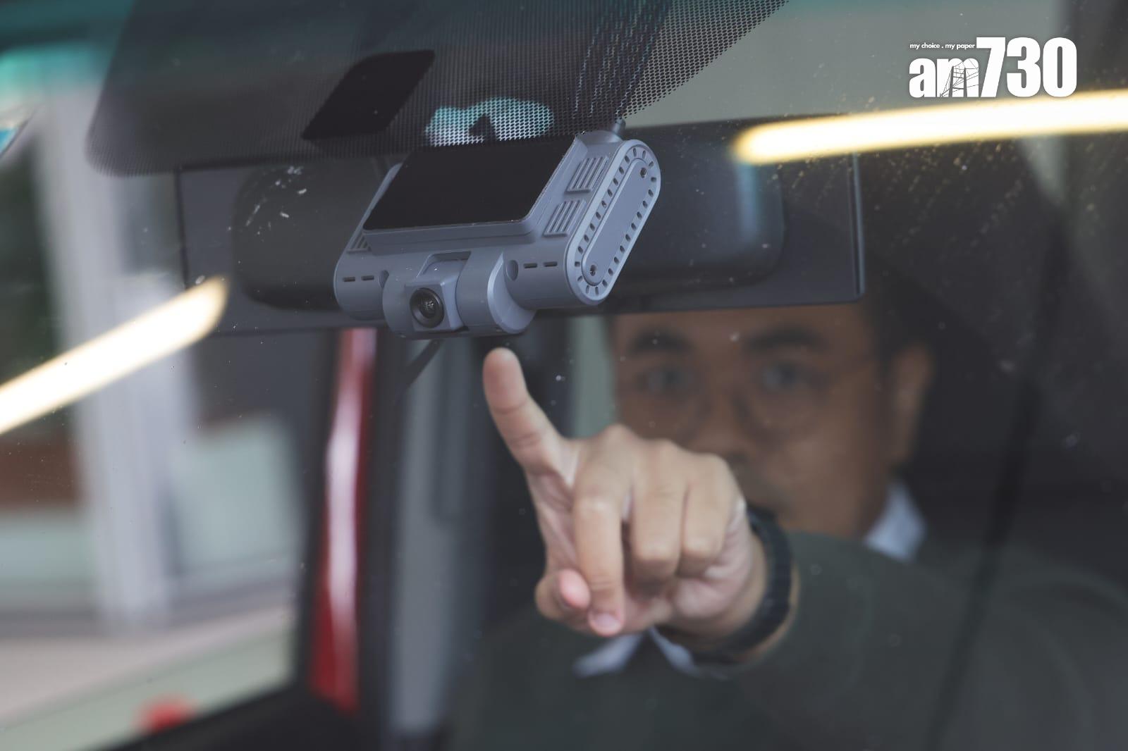 立法會交通事務委員會參觀的士車廂內攝錄系統。吳康琦攝)