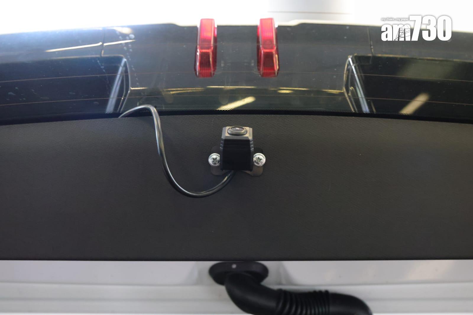 立法會交通事務委員會參觀的士車廂內攝錄系統。吳康琦攝)