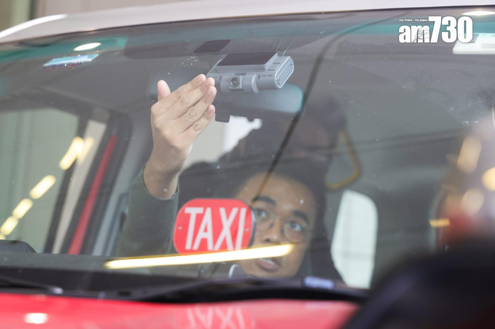 立法會交通事務委員會參觀的士車廂內攝錄系統。吳康琦攝)