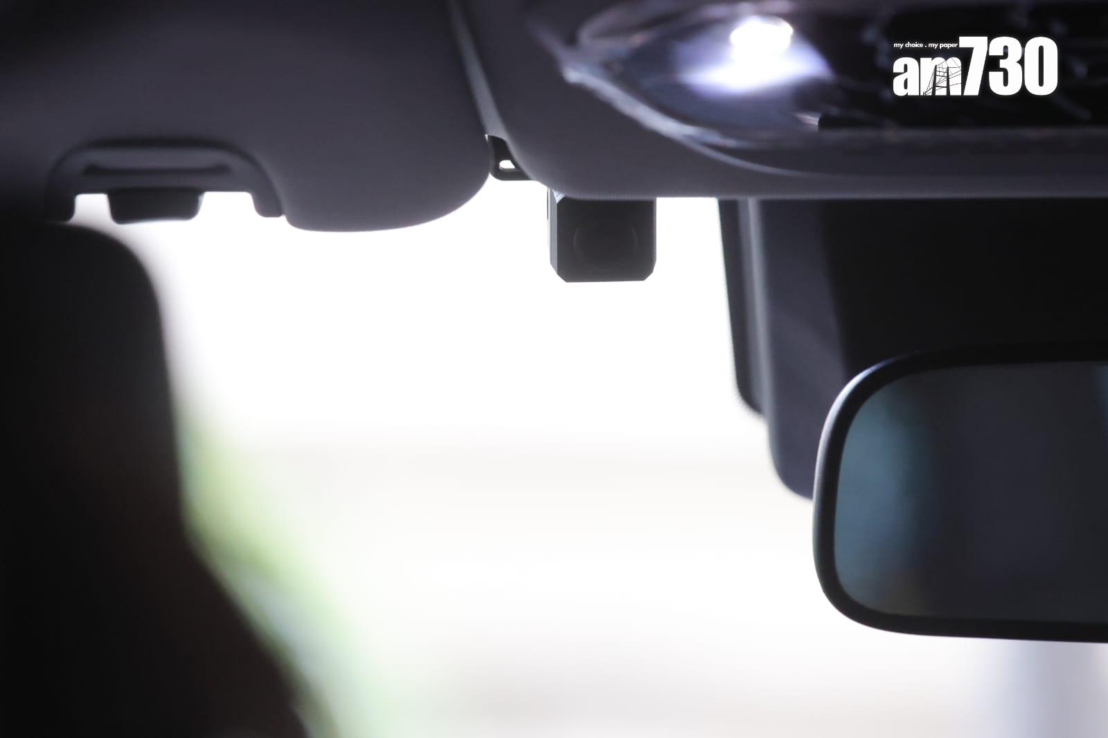 立法會交通事務委員會參觀的士車廂內攝錄系統。吳康琦攝)