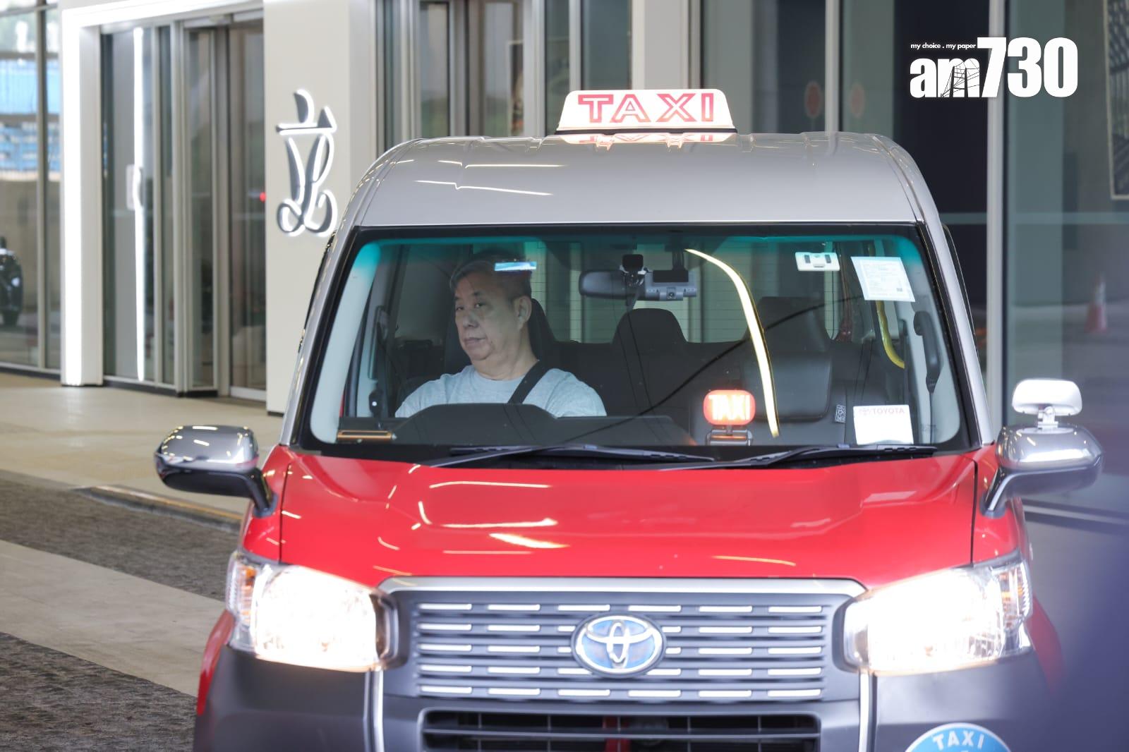 立法會交通事務委員會參觀的士車廂內攝錄系統。吳康琦攝)