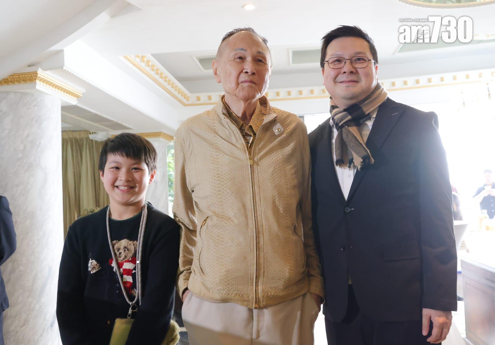 三代同堂,趙式浩與囝囝跟趙世曾合照。