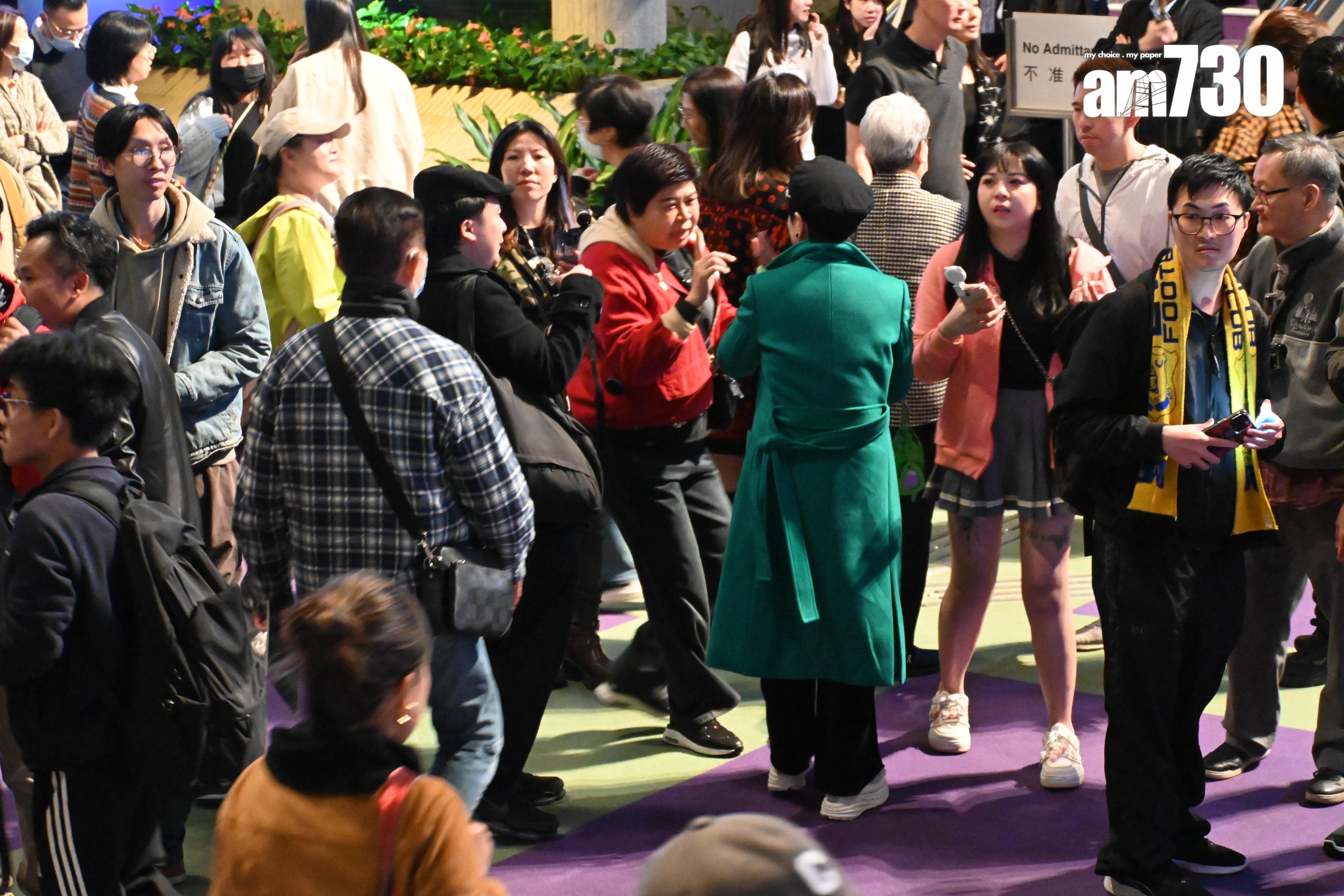 狄波拉(綠衫)離開時遇到fans要求合照。(娛樂組攝)