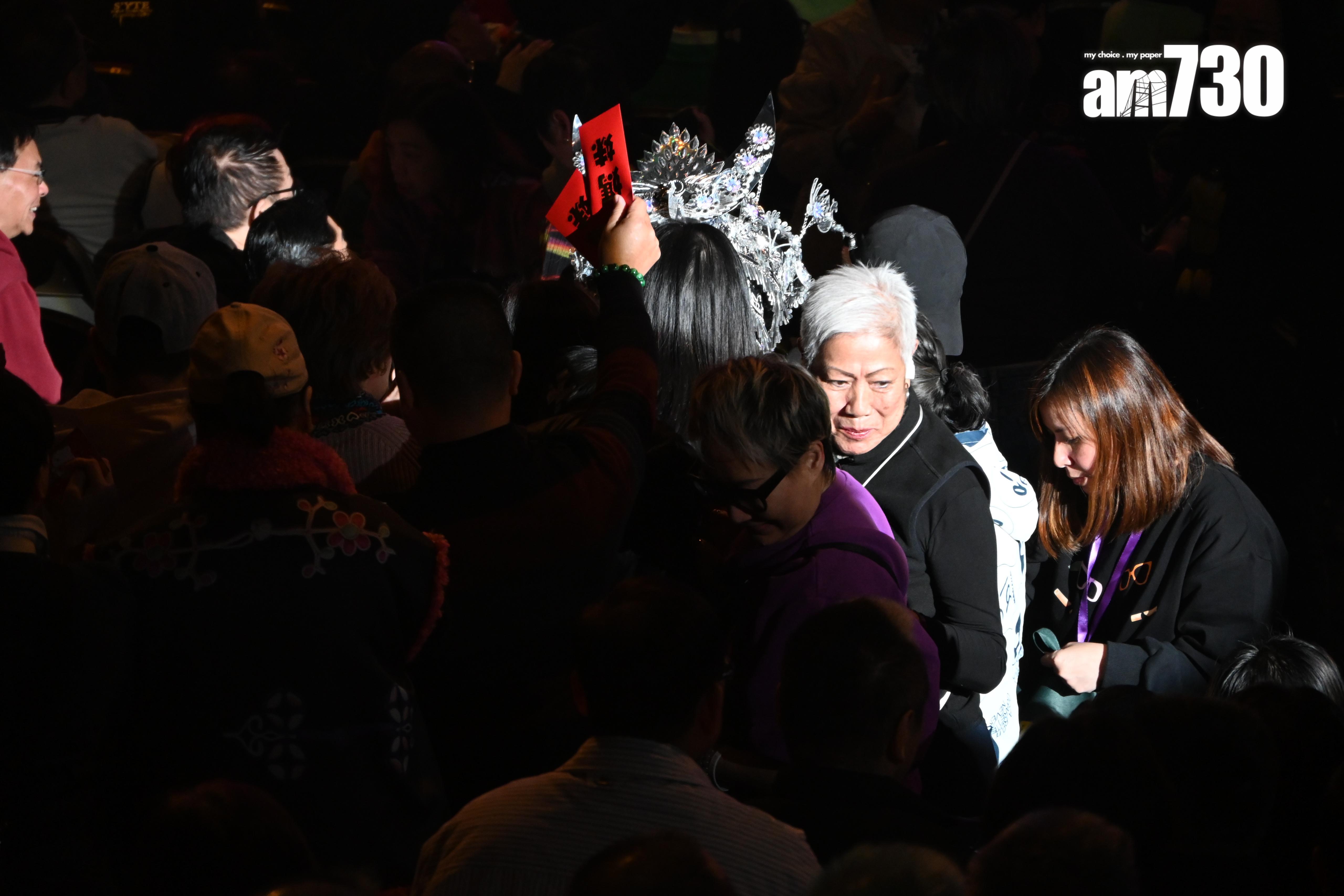 肥媽與黑妹到台下狂𢭃利是。