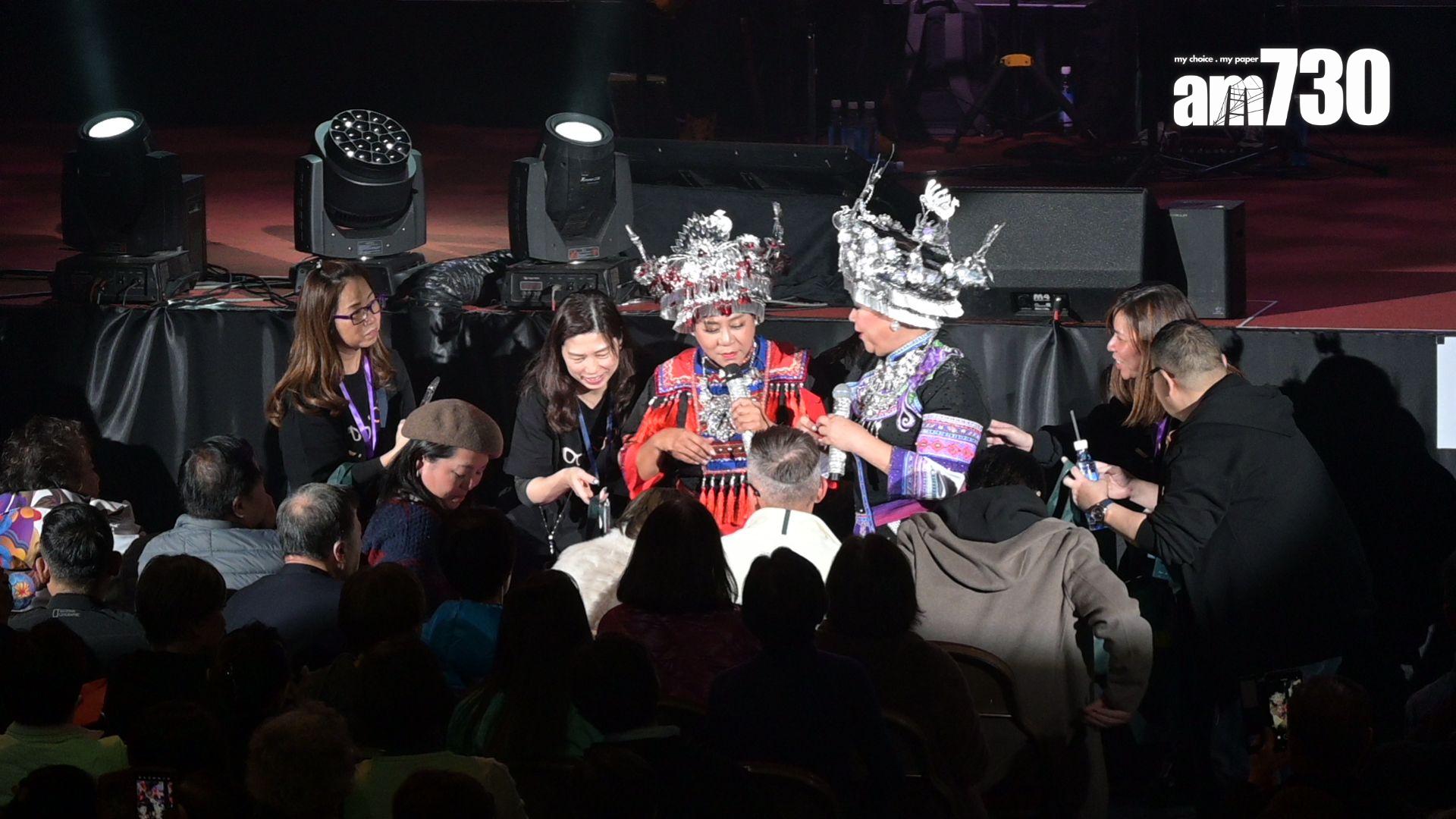 肥媽與黑妹到台下狂𢭃利是。