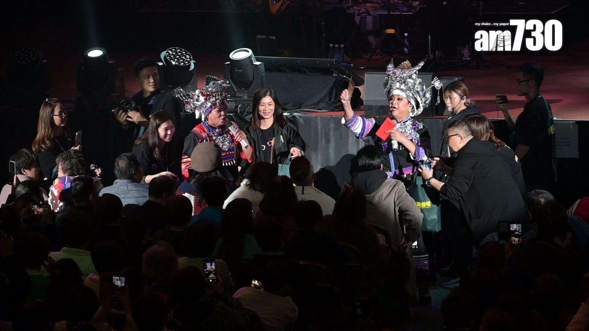 肥媽與黑妹到台下狂𢭃利是。