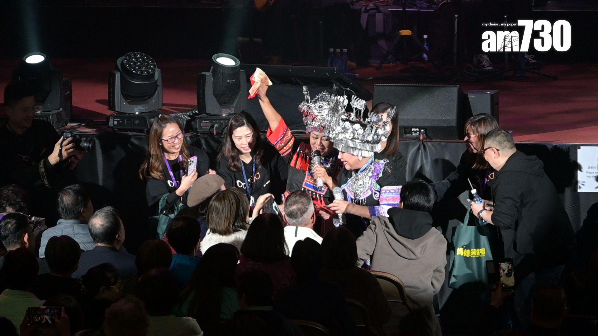 肥媽與黑妹到台下狂𢭃利是。