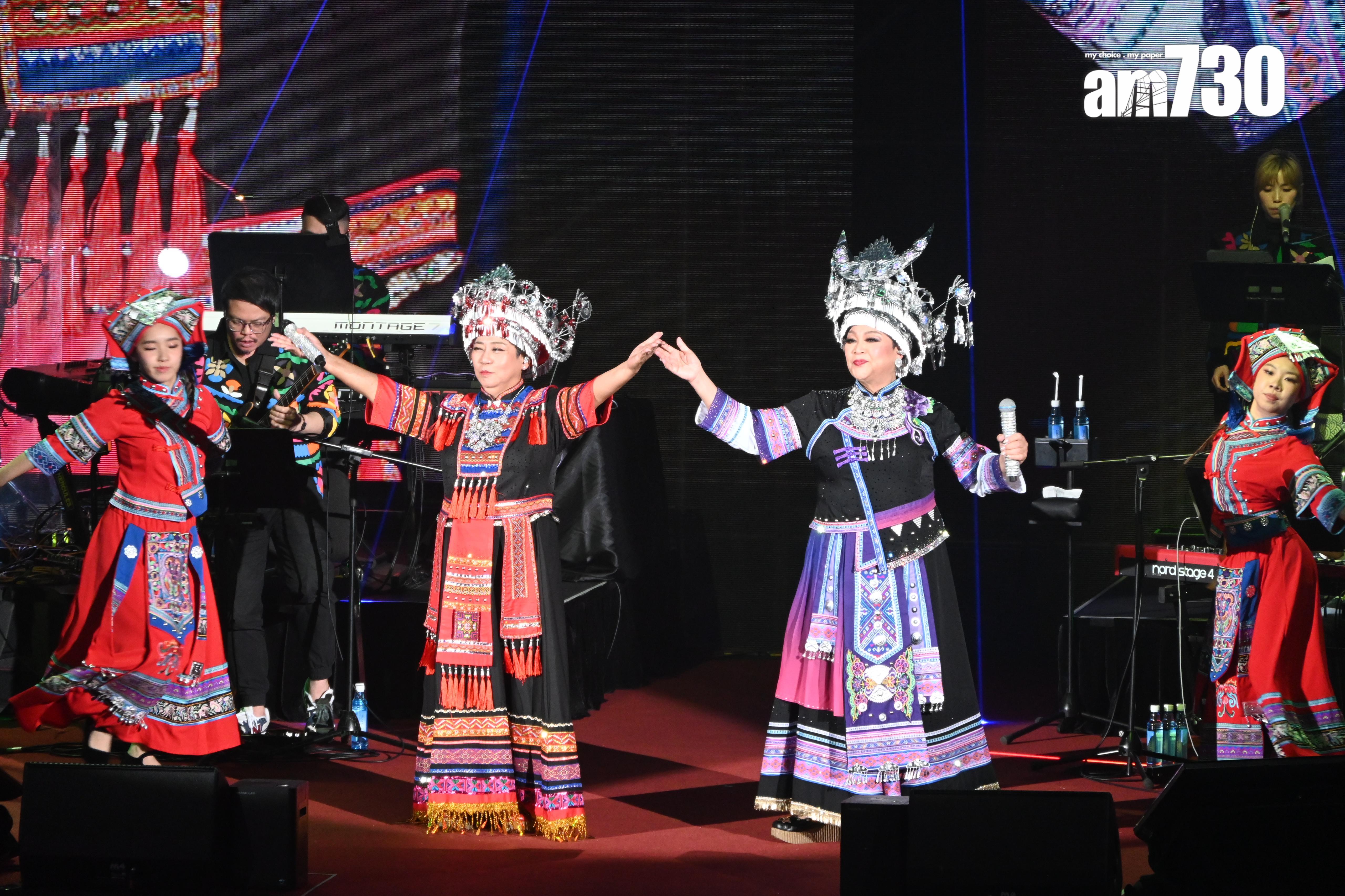 肥媽與黑妹到台下狂𢭃利是。