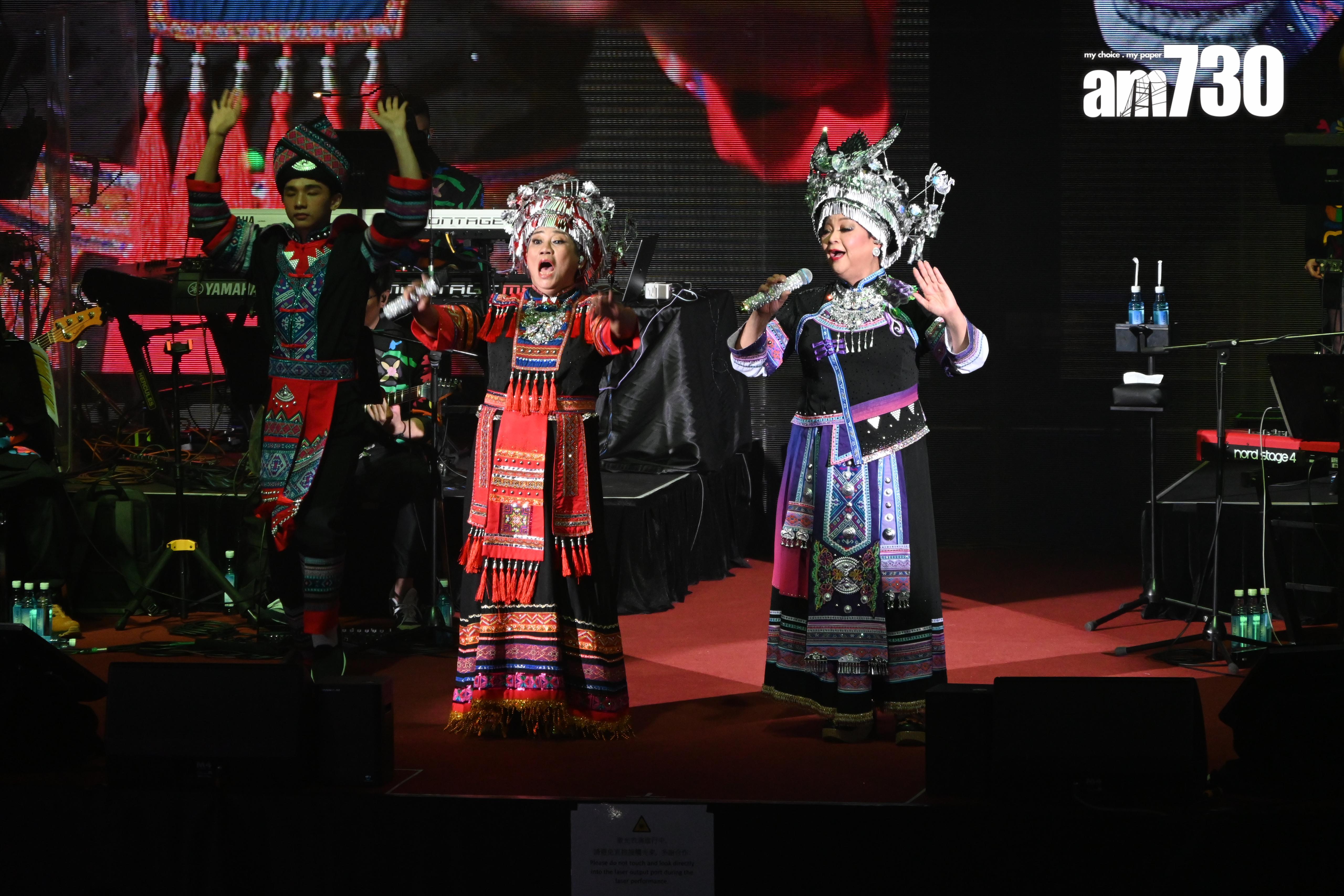 肥媽與黑妹到台下狂𢭃利是。