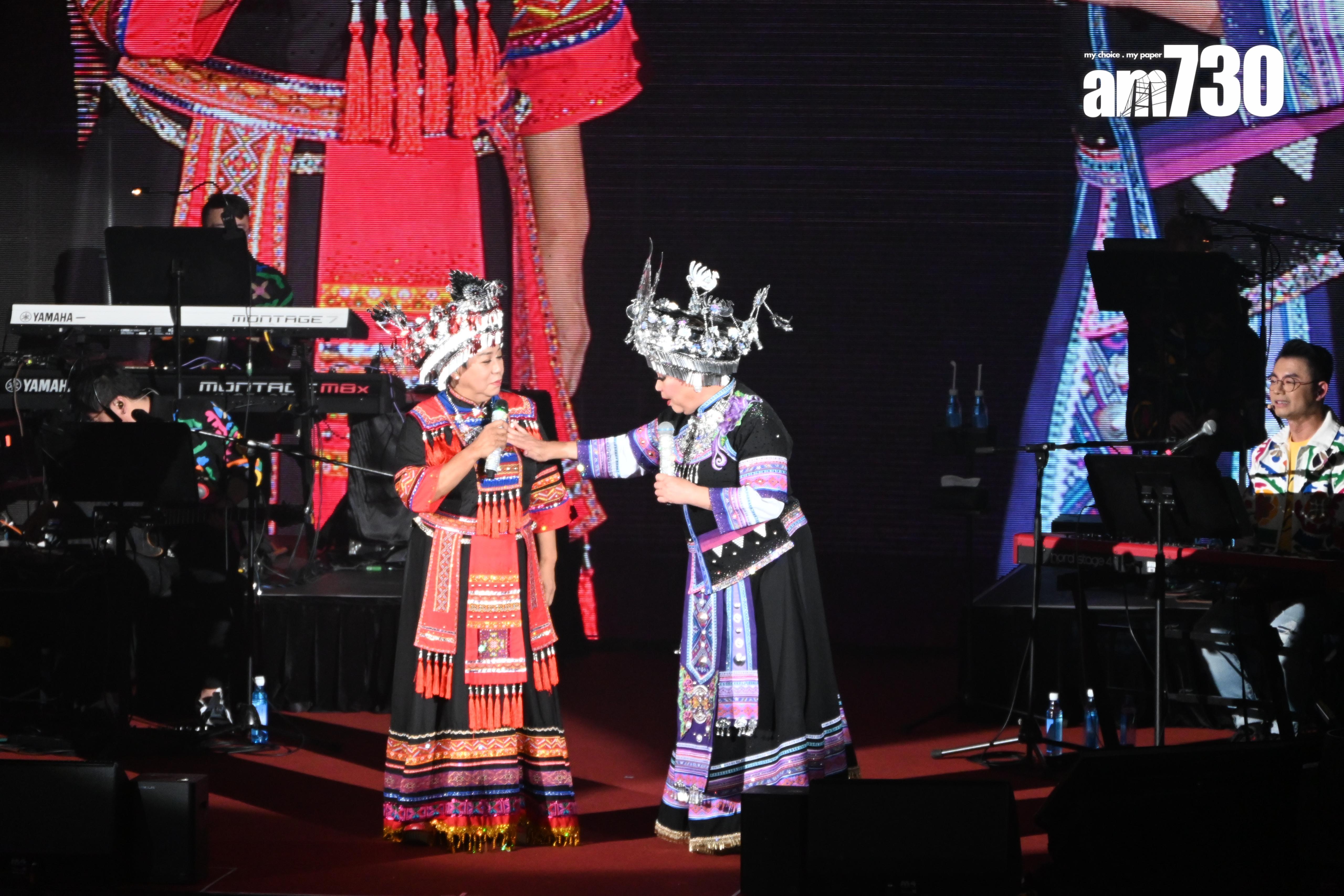 肥媽與黑妹到台下狂𢭃利是。