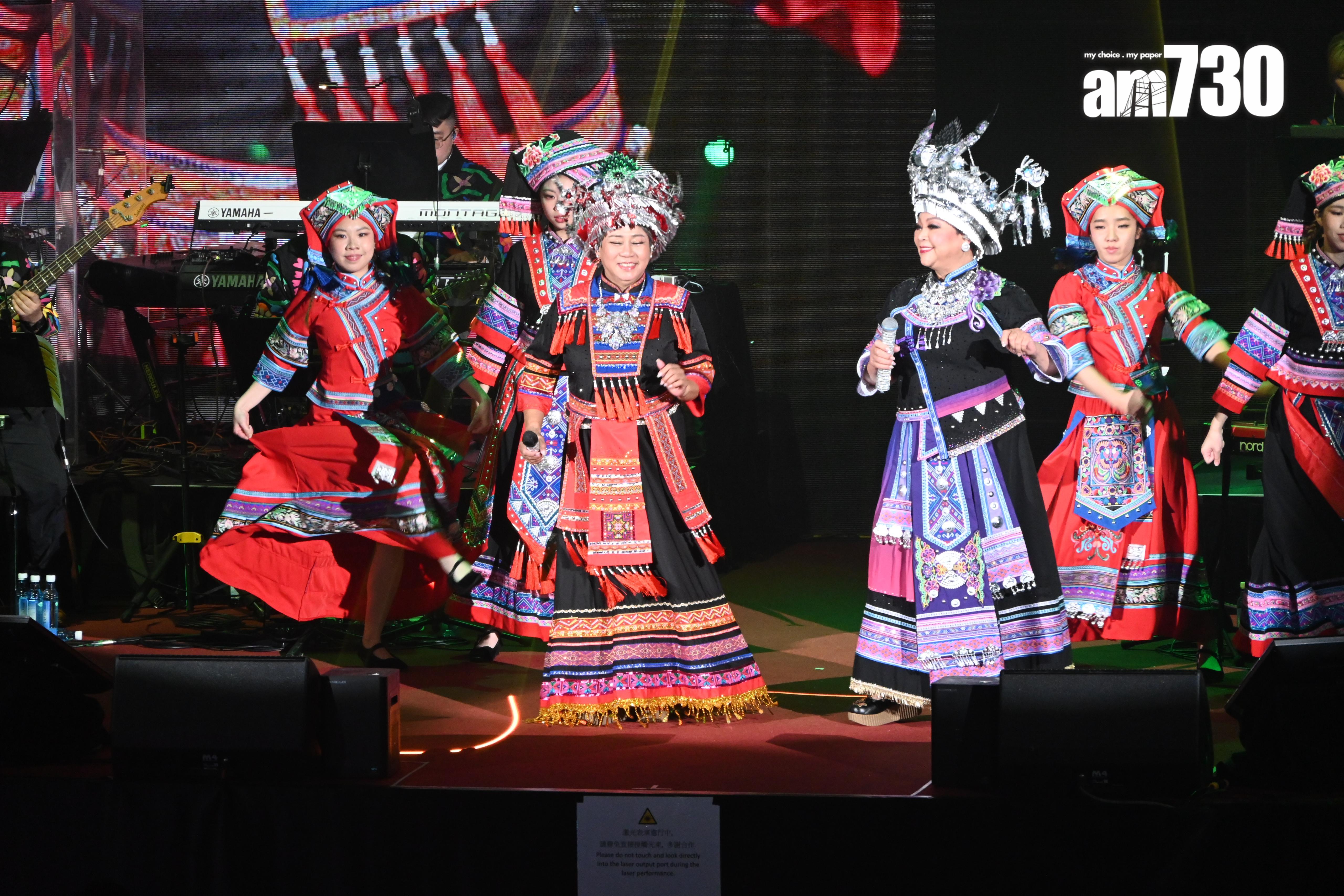 肥媽與黑妹到台下狂𢭃利是。