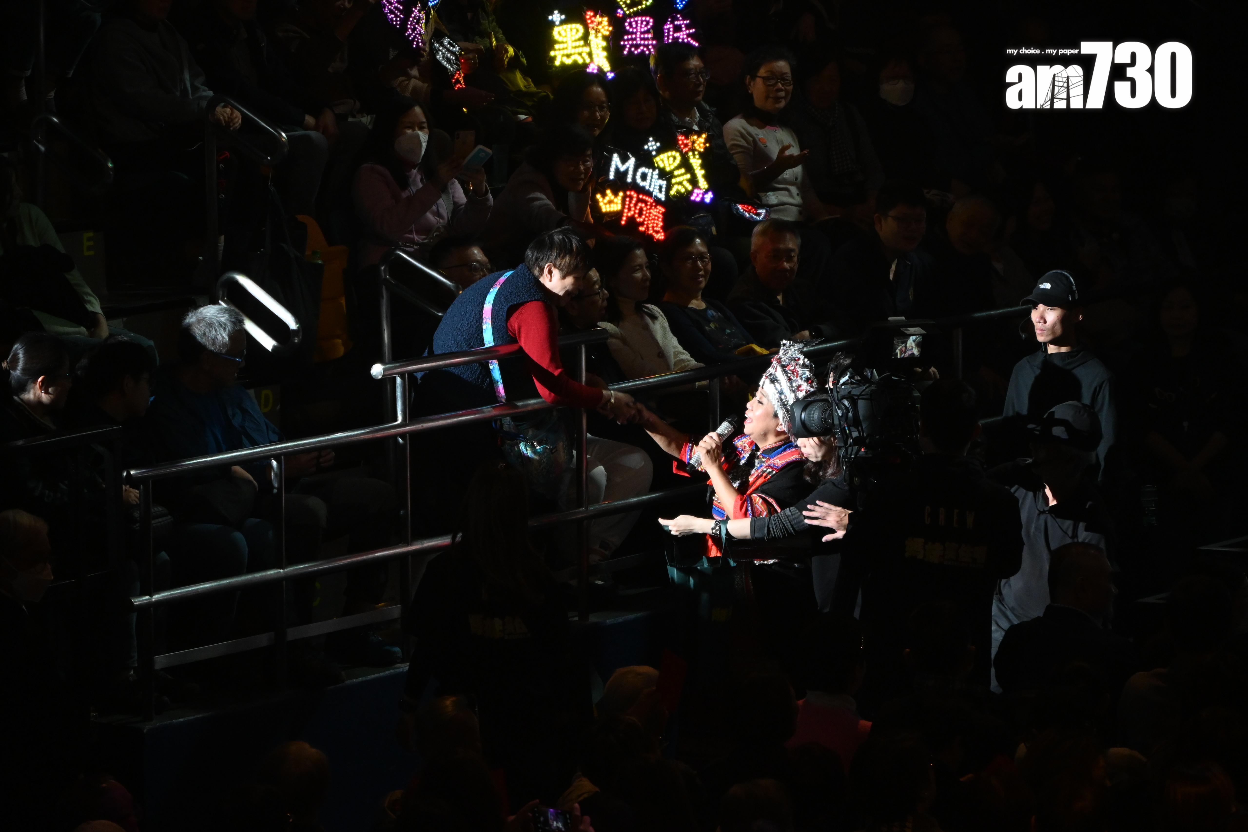 肥媽與黑妹到台下狂𢭃利是。