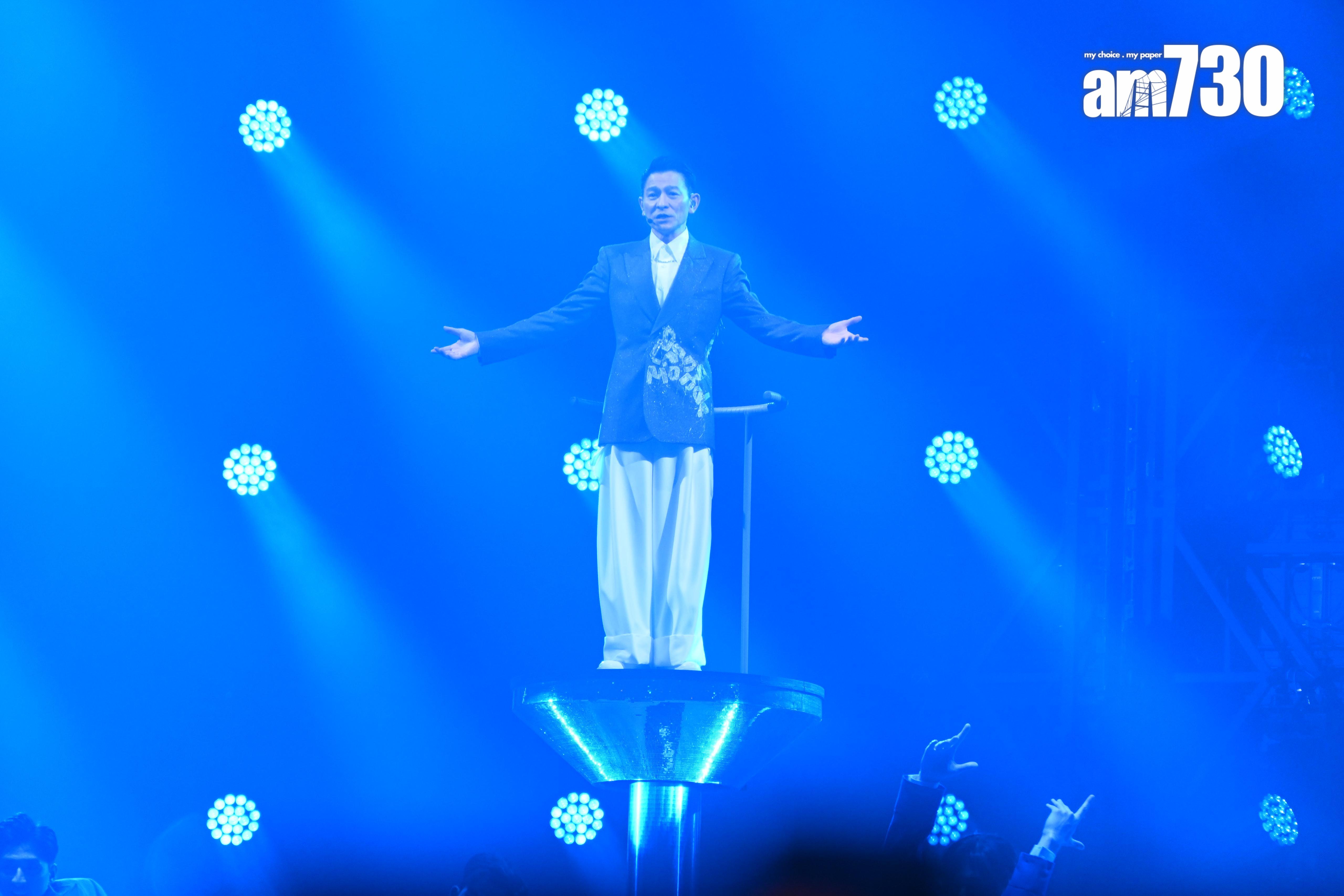 劉德華以《今天》、《沒有人可以像你》、《笨小孩》為個唱揭幕。(娛樂組攝)