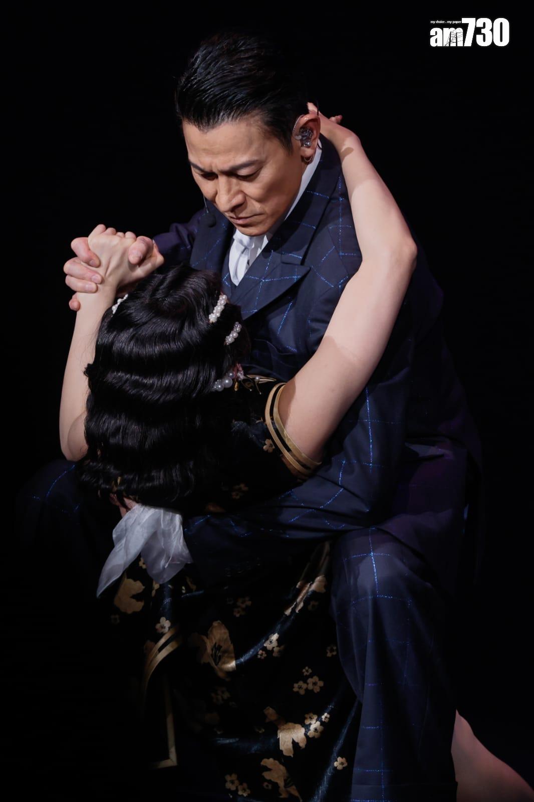 劉德華與女dancer演繹一對在戰亂中的情侶。(蘇文傑攝)