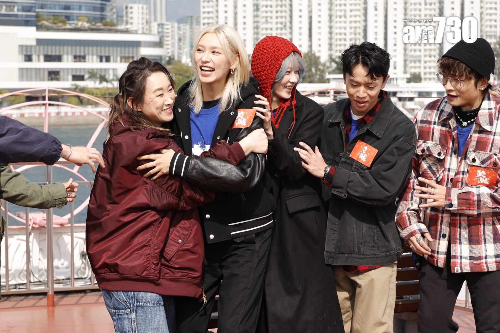 《焚城》一眾演員出席聖誕維港遊船河,同fans齊齊遊維港。(林俊源攝)