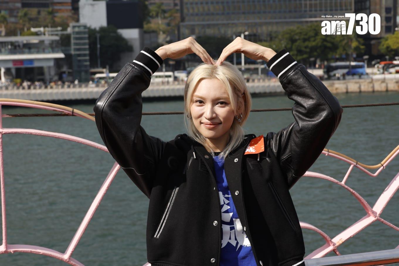 《焚城》一眾演員出席聖誕維港遊船河,同fans齊齊遊維港。(林俊源攝)