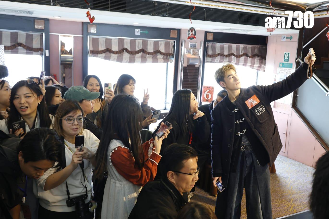 《焚城》一眾演員出席聖誕維港遊船河,同fans齊齊遊維港。(林俊源攝)