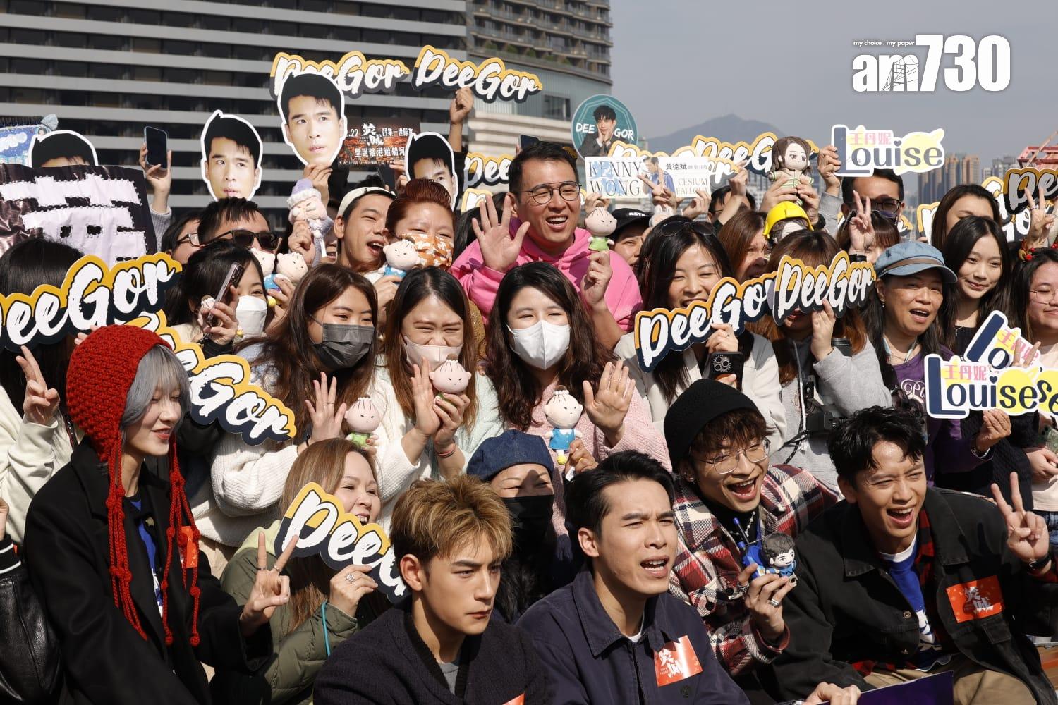 《焚城》一眾演員出席聖誕維港遊船河,同fans齊齊遊維港。(林俊源攝)