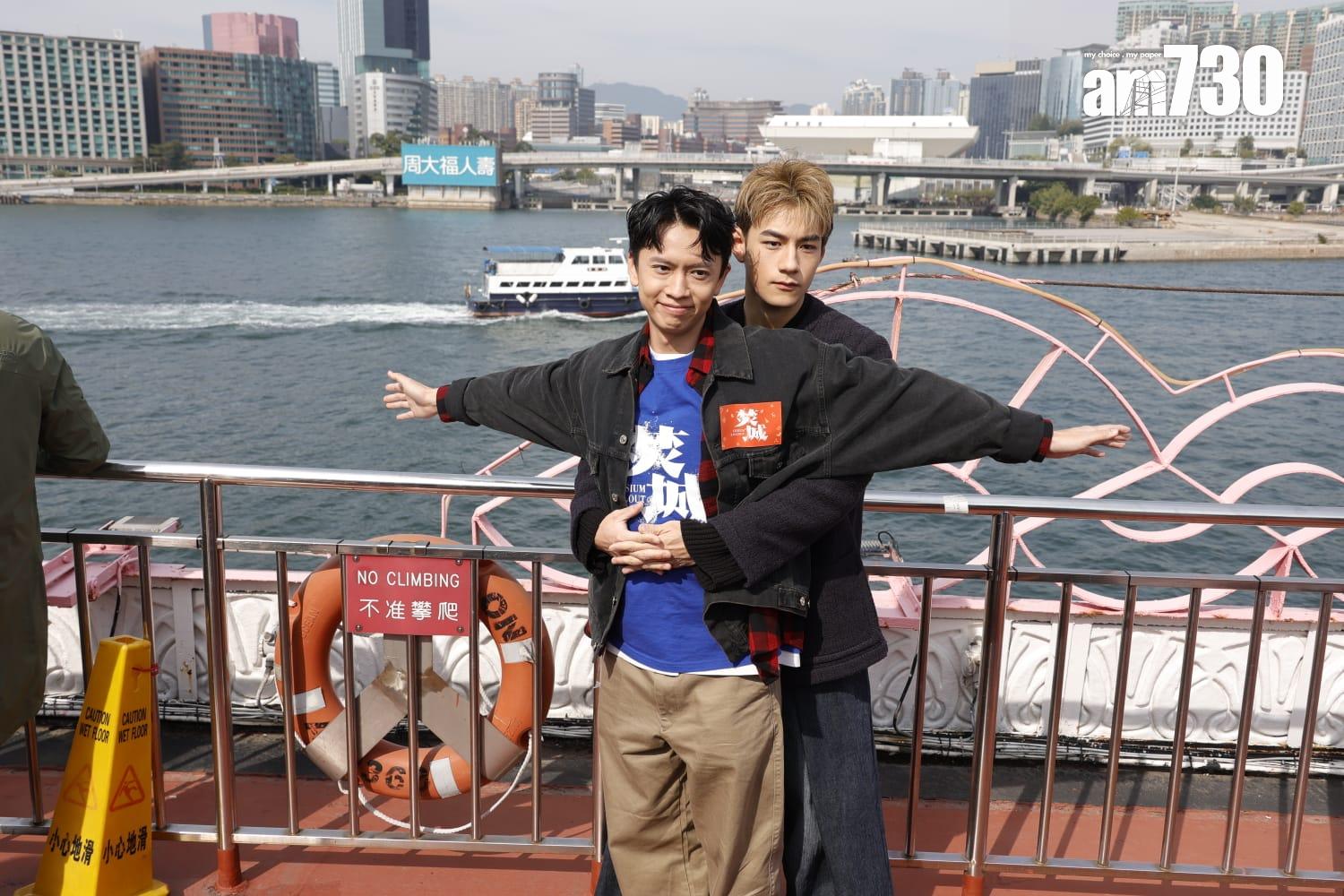 《焚城》一眾演員出席聖誕維港遊船河,同fans齊齊遊維港。(林俊源攝)