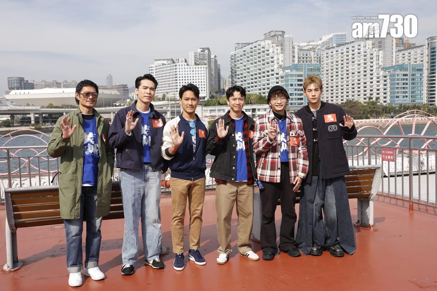 《焚城》一眾演員出席聖誕維港遊船河,同fans齊齊遊維港。(林俊源攝)